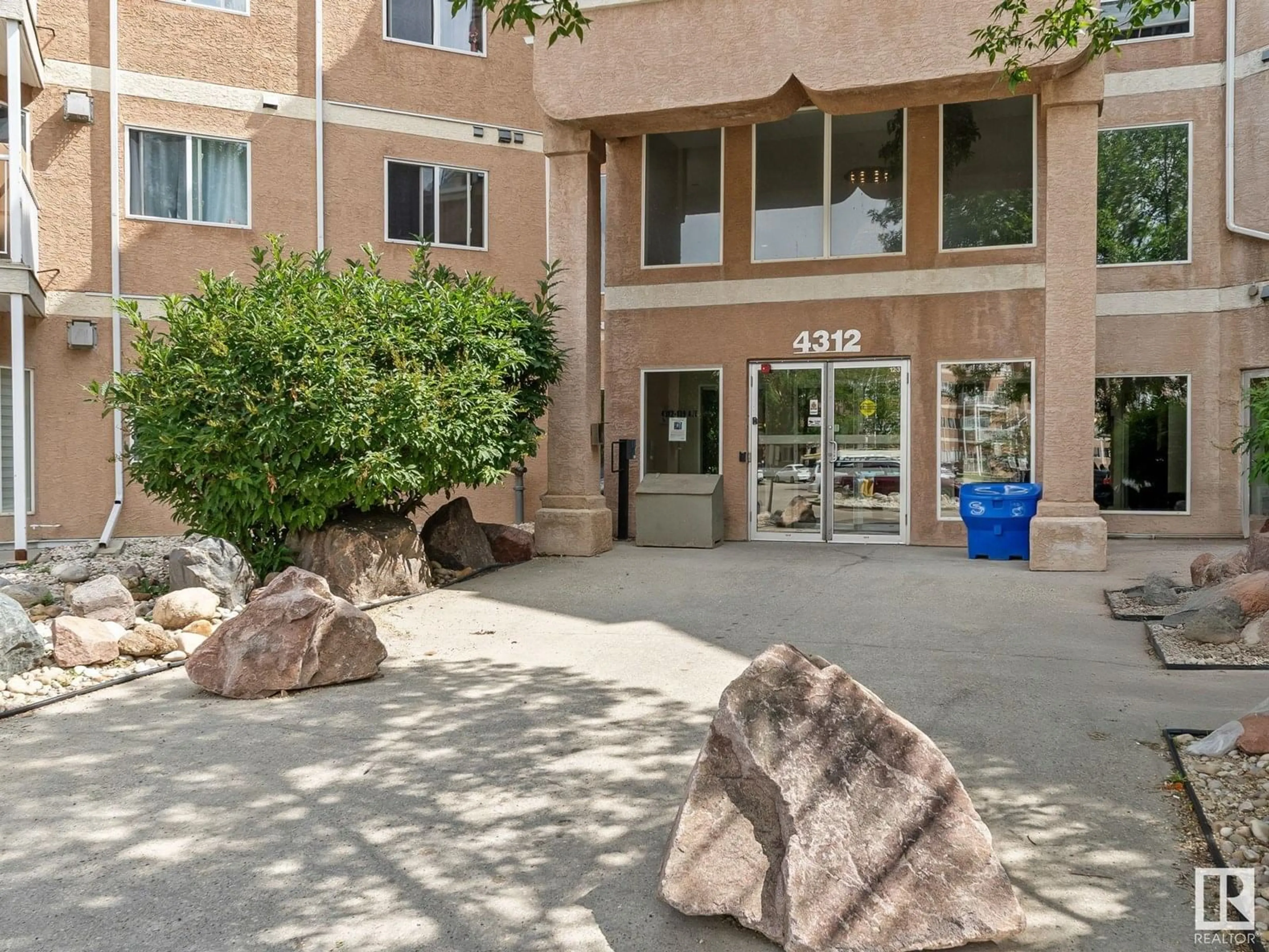 Indoor foyer for 426 - 4312 139 AV, Edmonton Alberta T5Y3J4