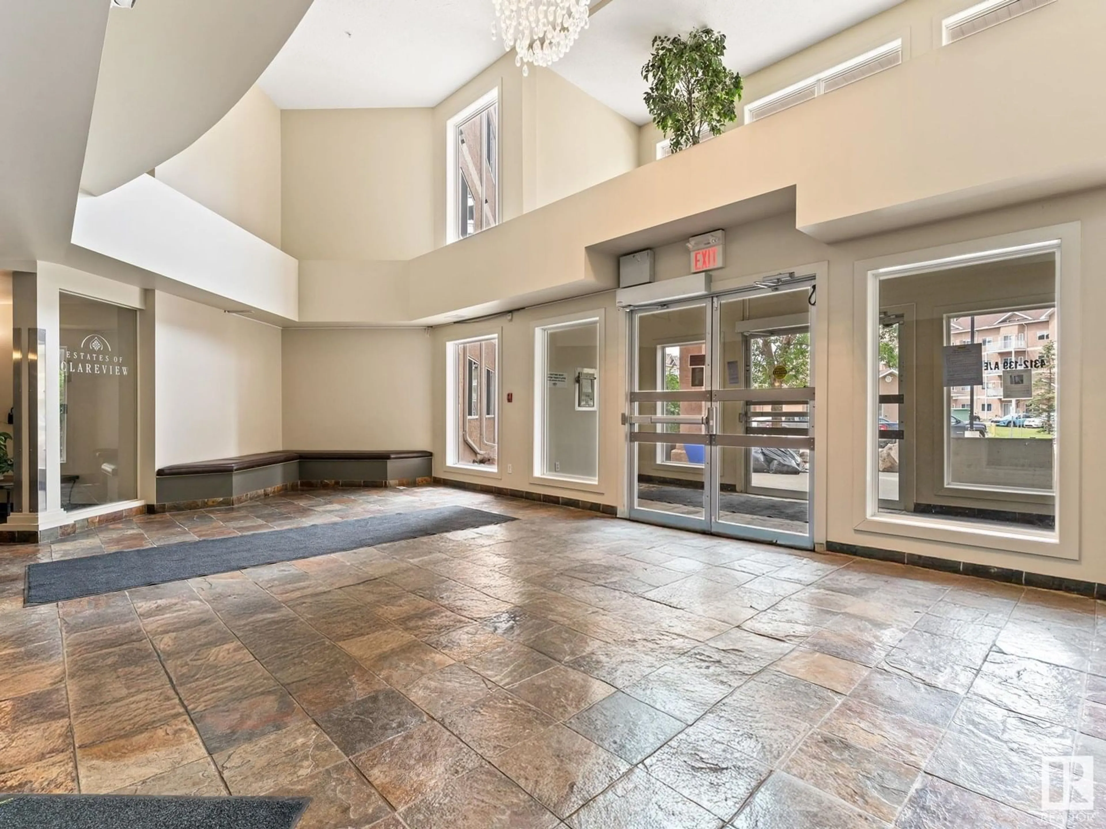 Indoor foyer for 426 - 4312 139 AV, Edmonton Alberta T5Y3J4