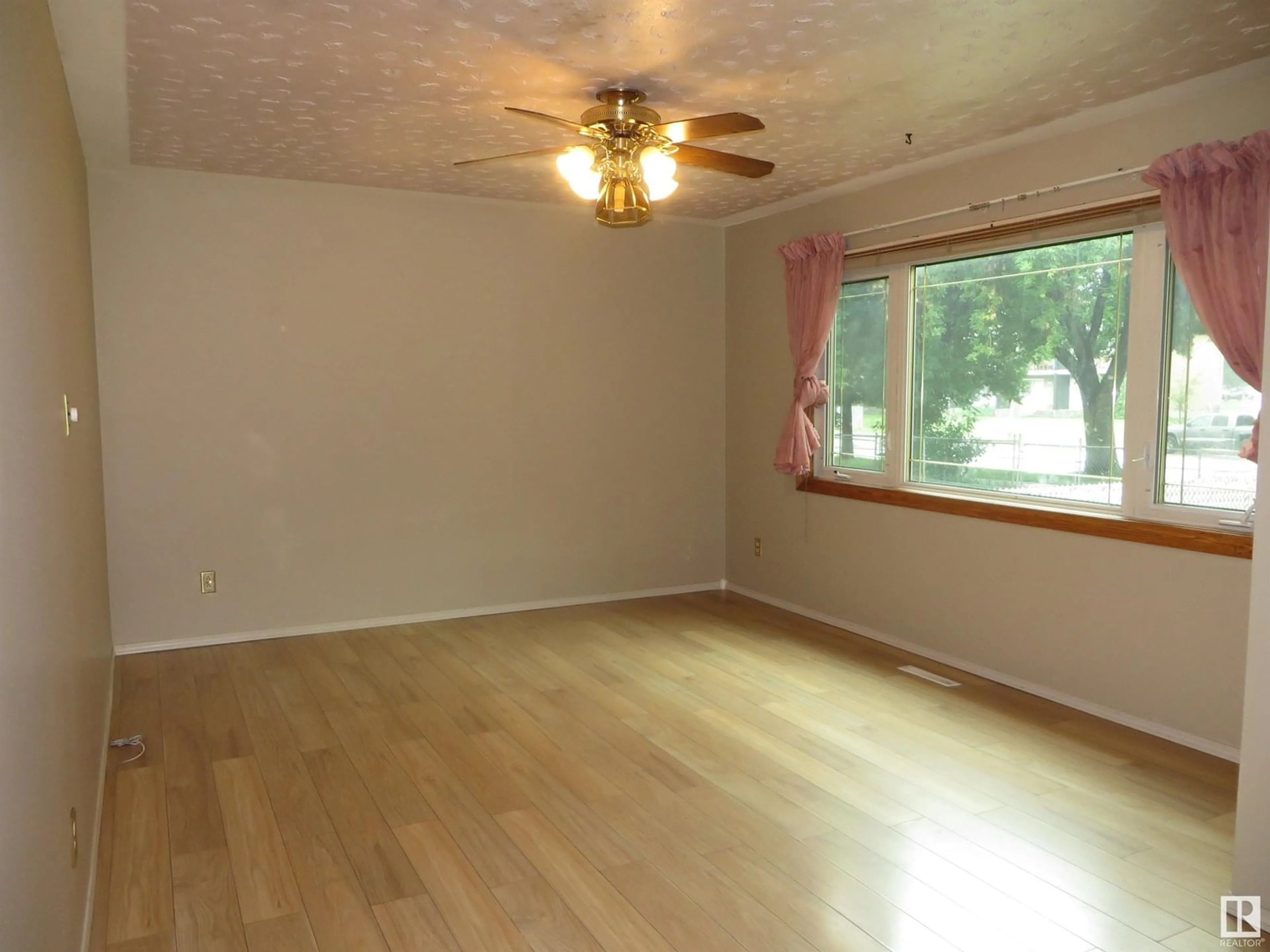A pic of a room for 4725 106 ST, Edmonton Alberta T6H2S7