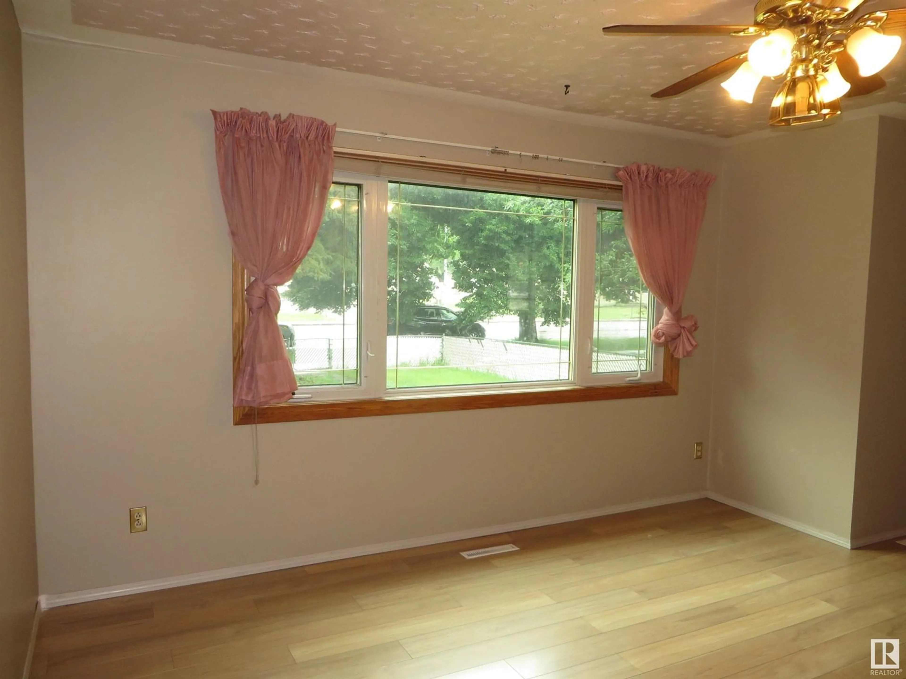 A pic of a room for 4725 106 ST, Edmonton Alberta T6H2S7