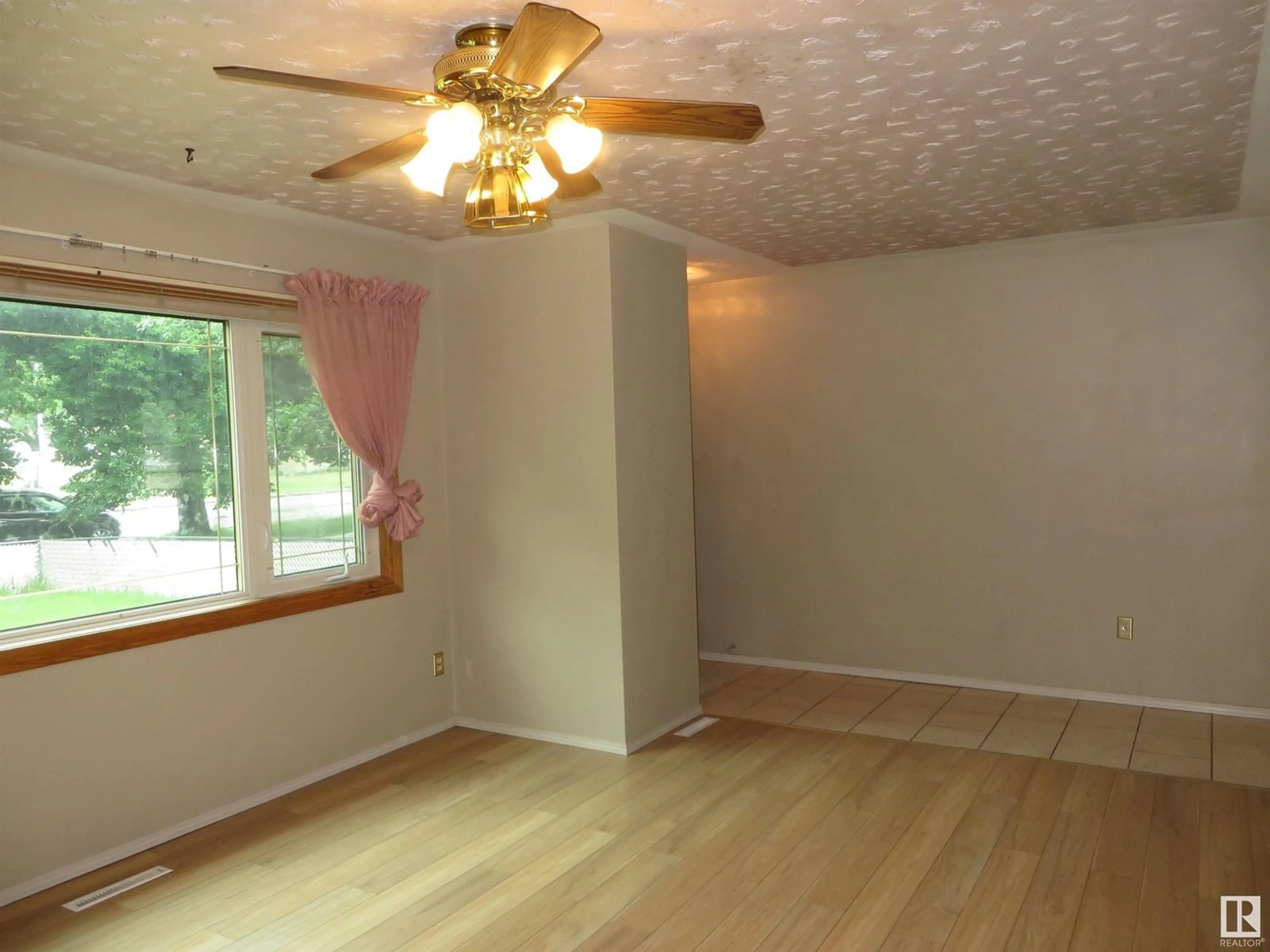 A pic of a room for 4725 106 ST, Edmonton Alberta T6H2S7