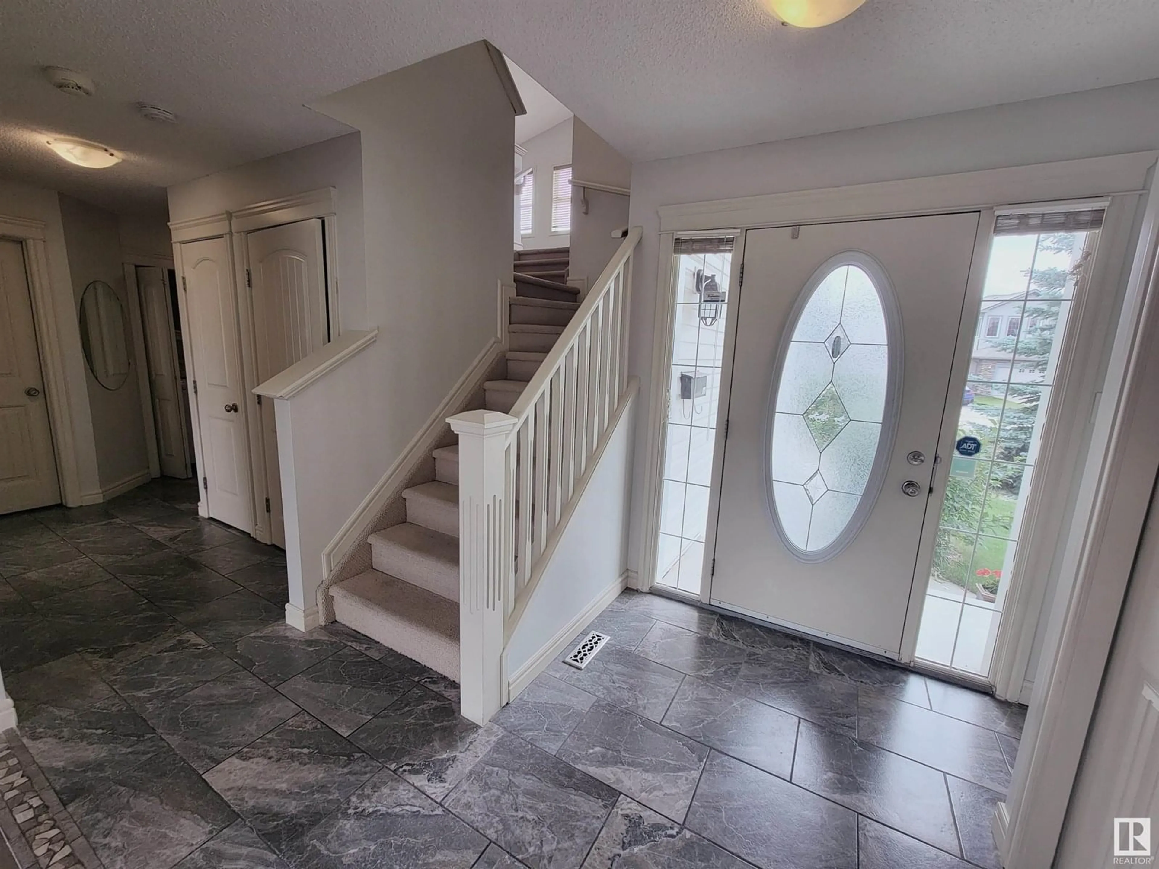 Indoor foyer for 8509 SLOANE CR, Edmonton Alberta T6R0L1