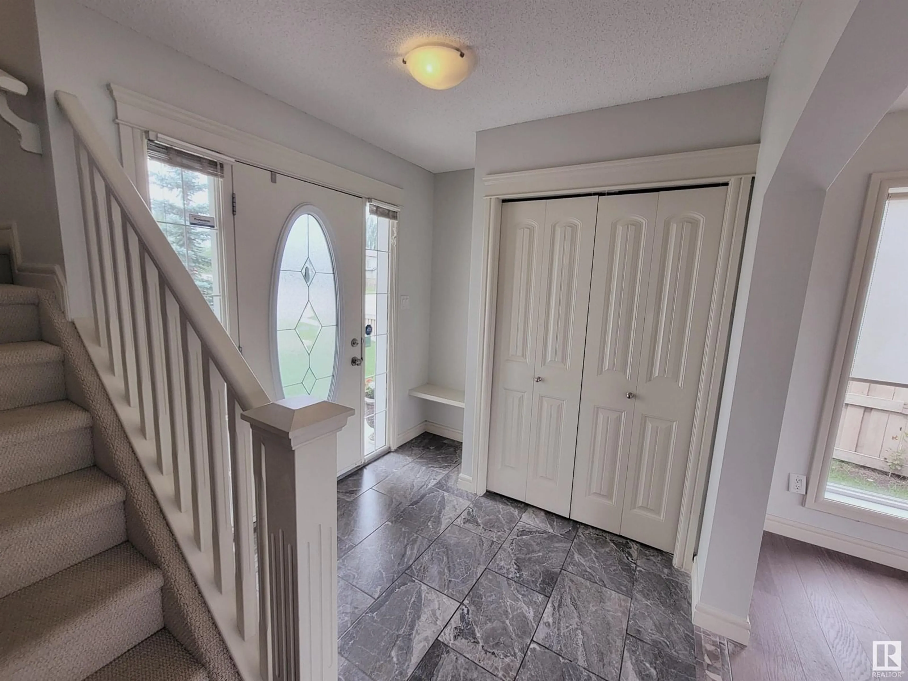 Indoor entryway for 8509 SLOANE CR, Edmonton Alberta T6R0L1