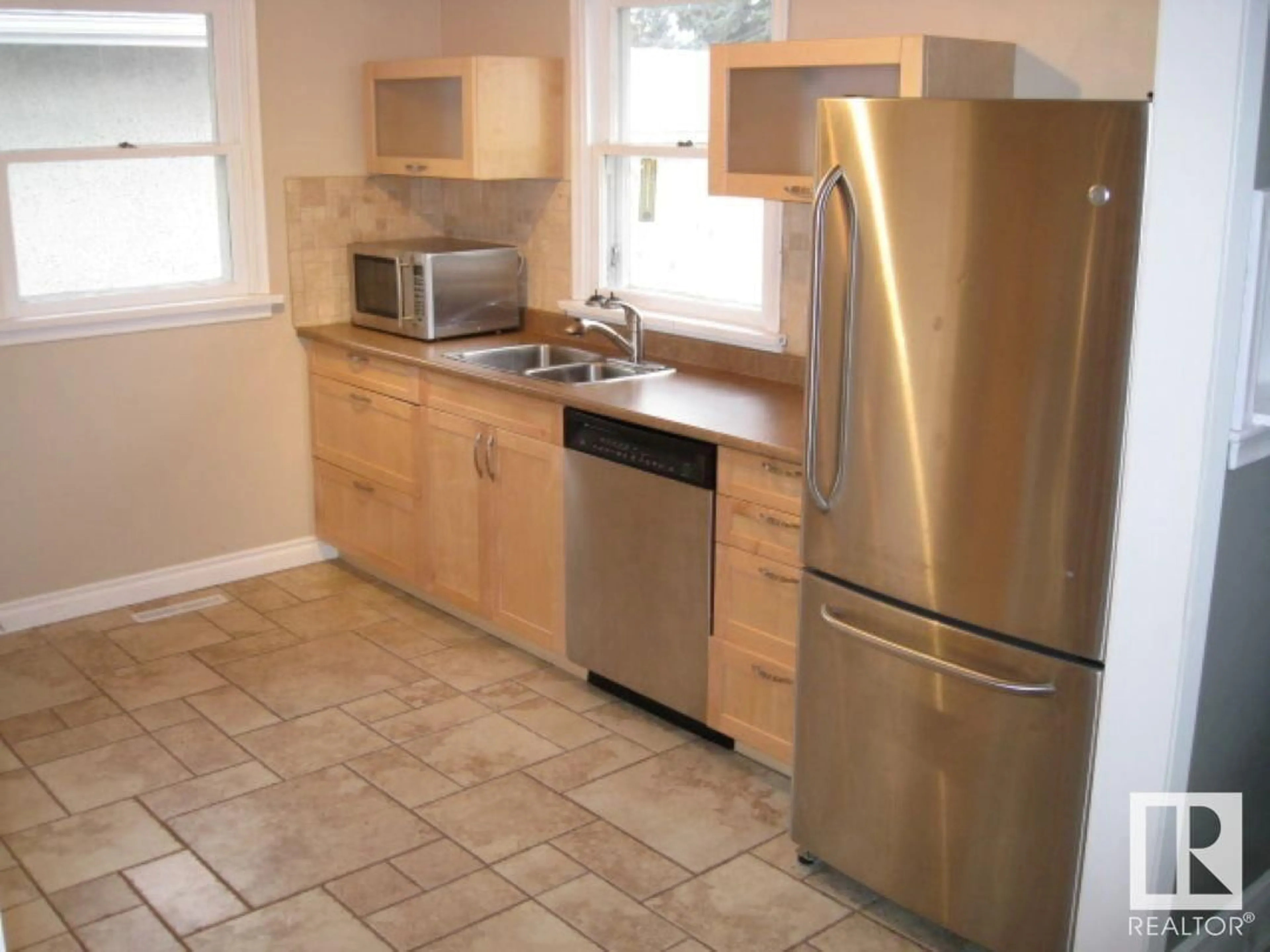 Standard kitchen, unknown for 12720 135 AV, Edmonton Alberta T5L3X5