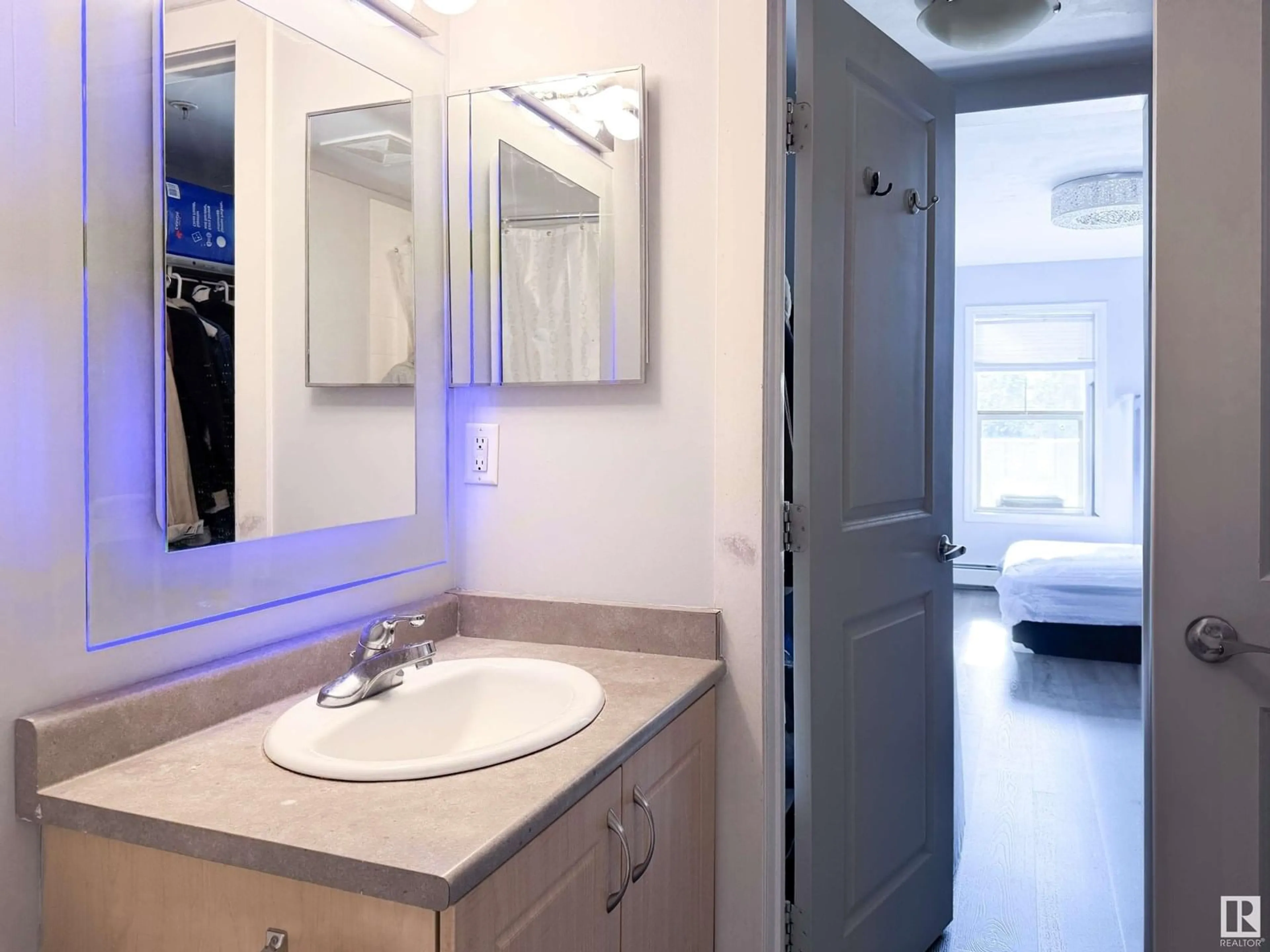 Standard bathroom, ceramic/tile floor for 11449 SW - 314 ELLERSLIE RD, Edmonton Alberta T6W1T2