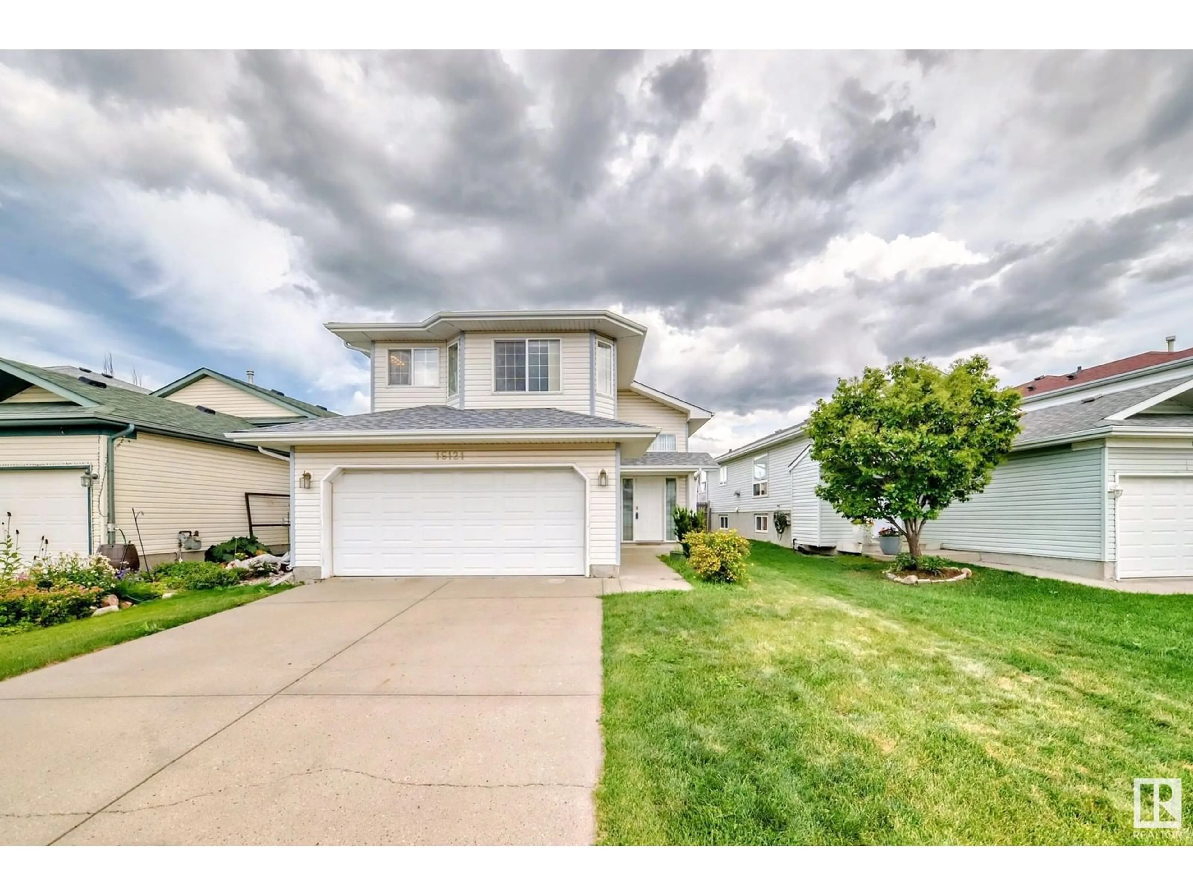 Home with vinyl exterior material, water/lake/river/ocean view for NW - 16121 128A ST, Edmonton Alberta T6V1P2