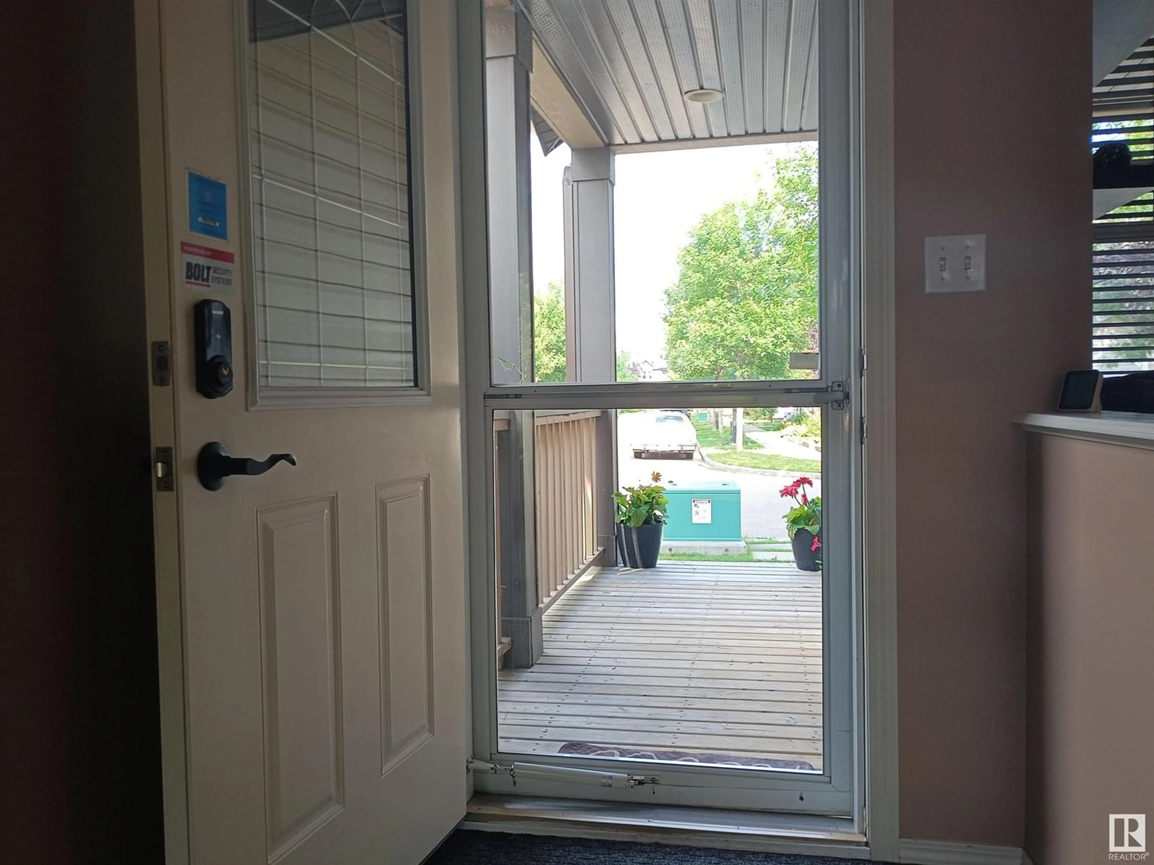 Indoor entryway for 5853 SUTTER PL, Edmonton Alberta T6R3R2