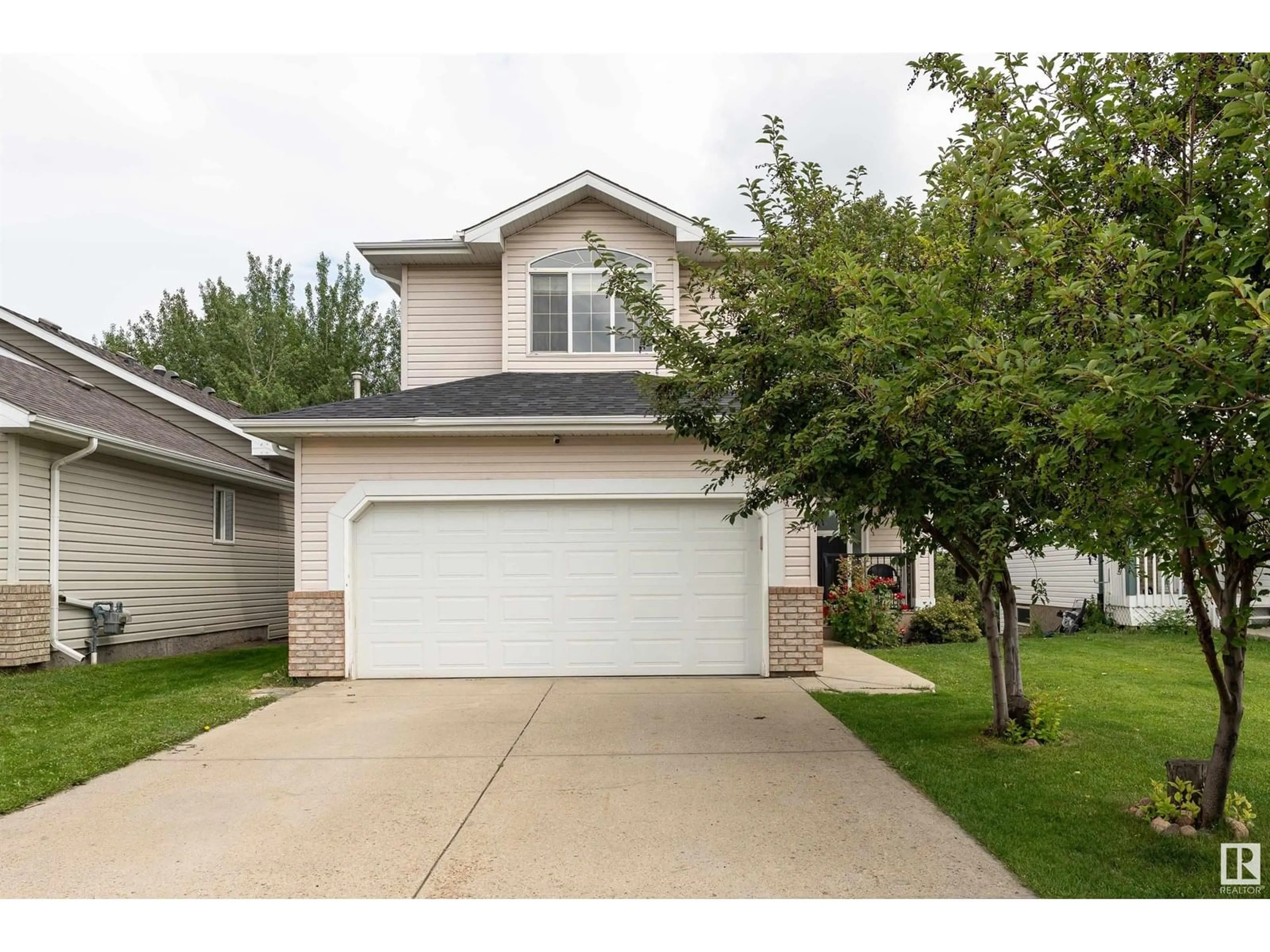 Home with vinyl exterior material, street for 21 DONNELY TC, Sherwood Park Alberta T8H2B3