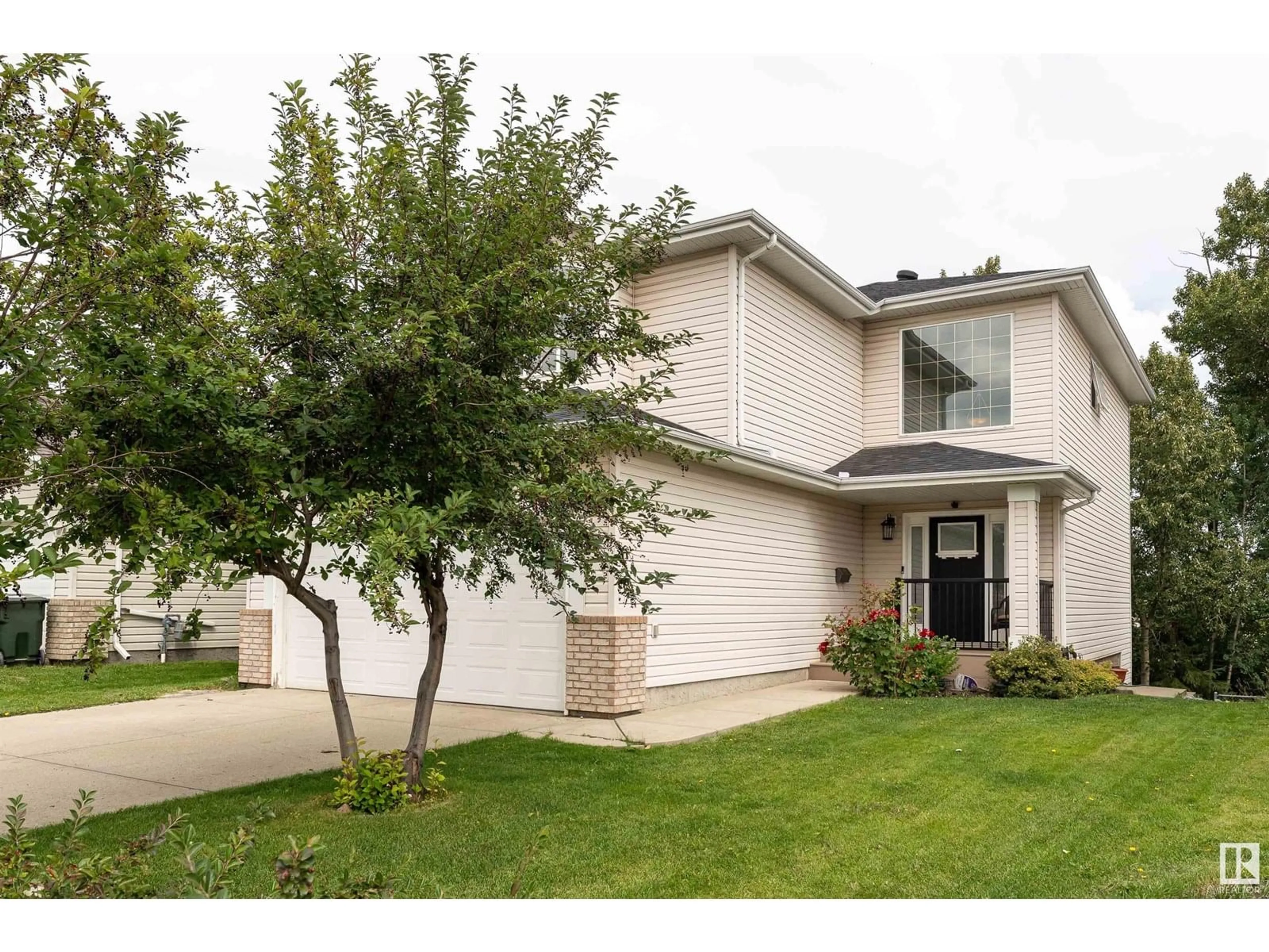 Home with vinyl exterior material, street for 21 DONNELY TC, Sherwood Park Alberta T8H2B3