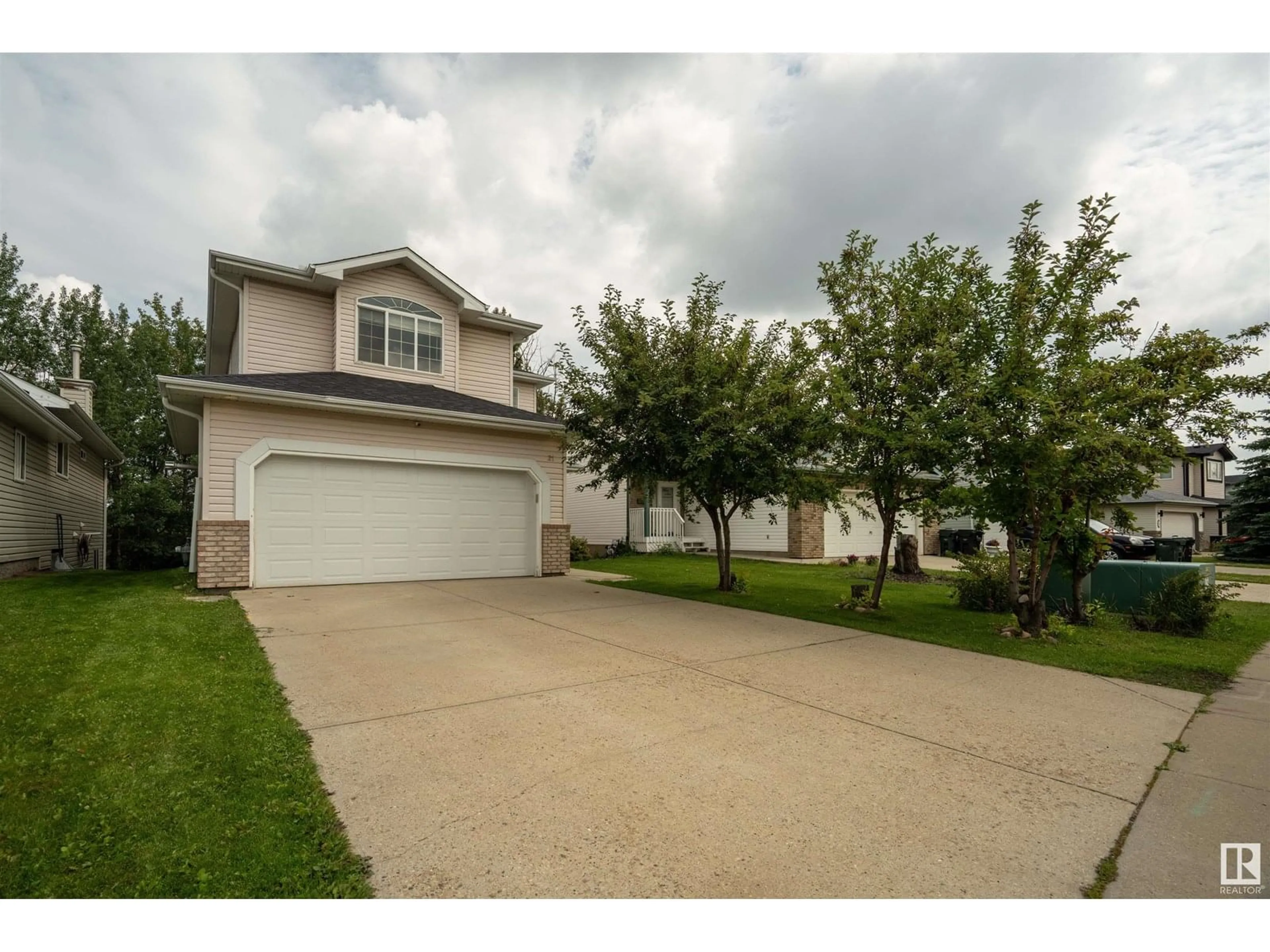 A pic from outside/outdoor area/front of a property/back of a property/a pic from drone, street for 21 DONNELY TC, Sherwood Park Alberta T8H2B3