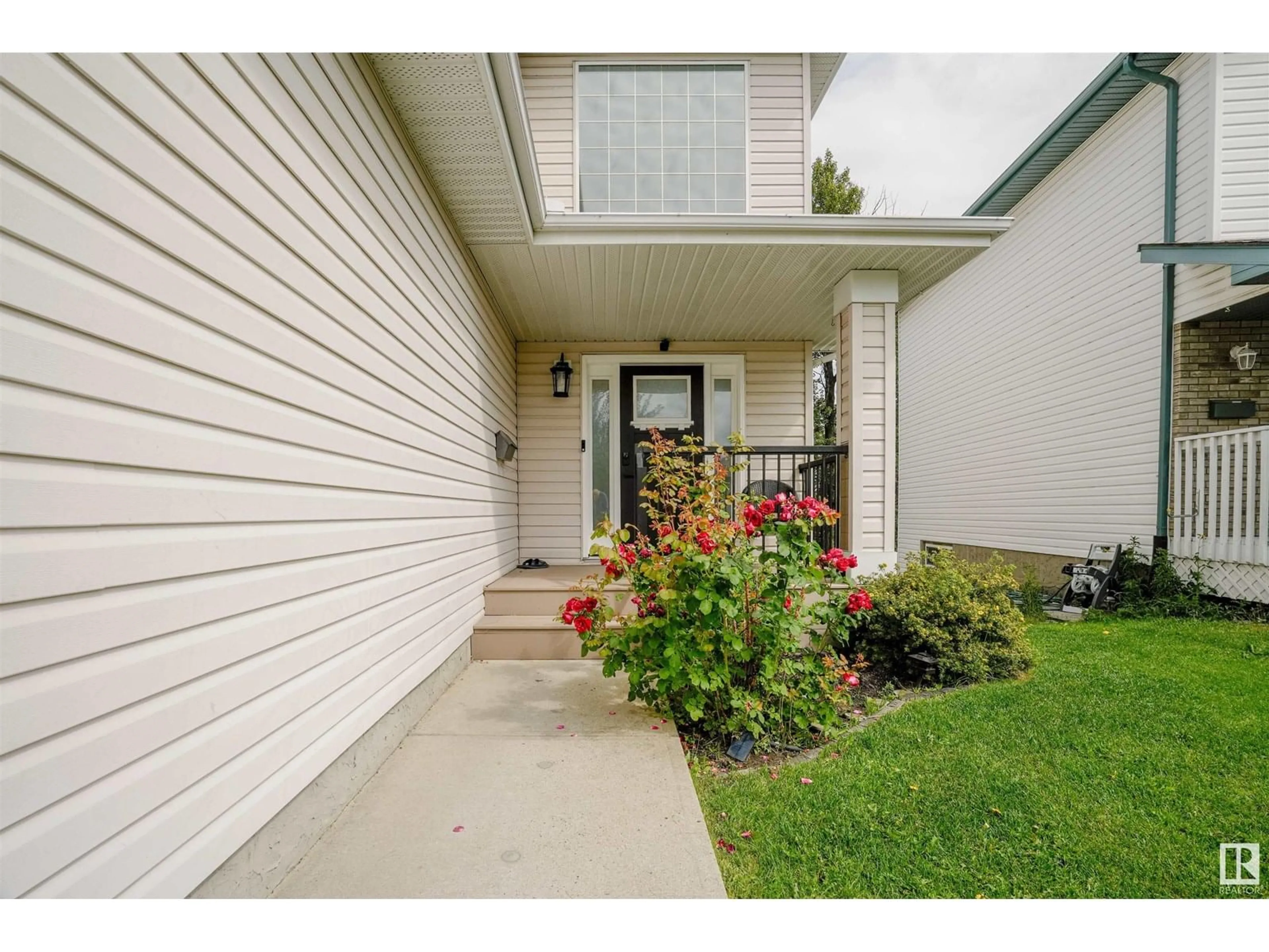 Indoor entryway for 21 DONNELY TC, Sherwood Park Alberta T8H2B3