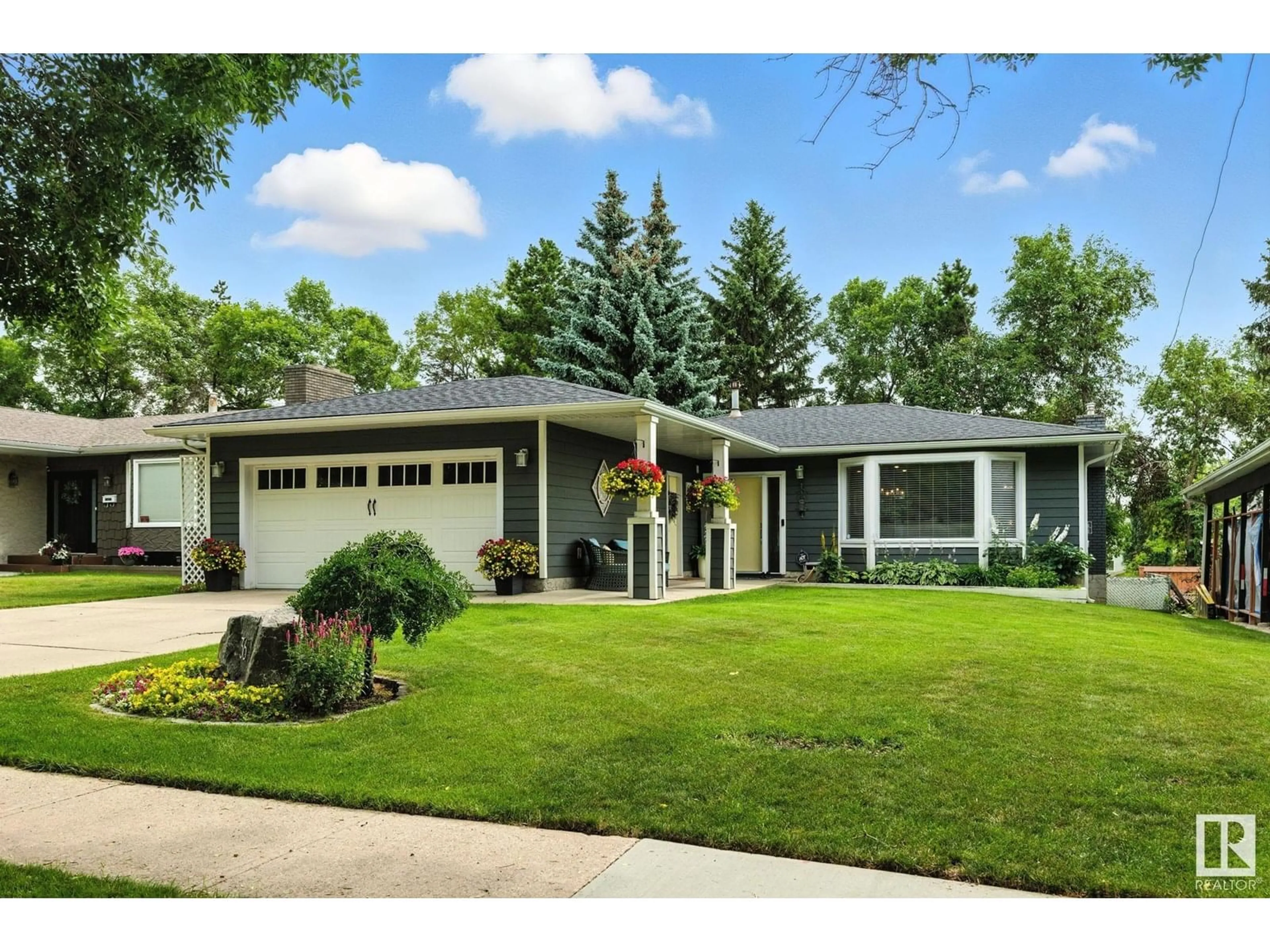 Home with vinyl exterior material, street for 36 GLENWOOD CR, St. Albert Alberta T8N1X5