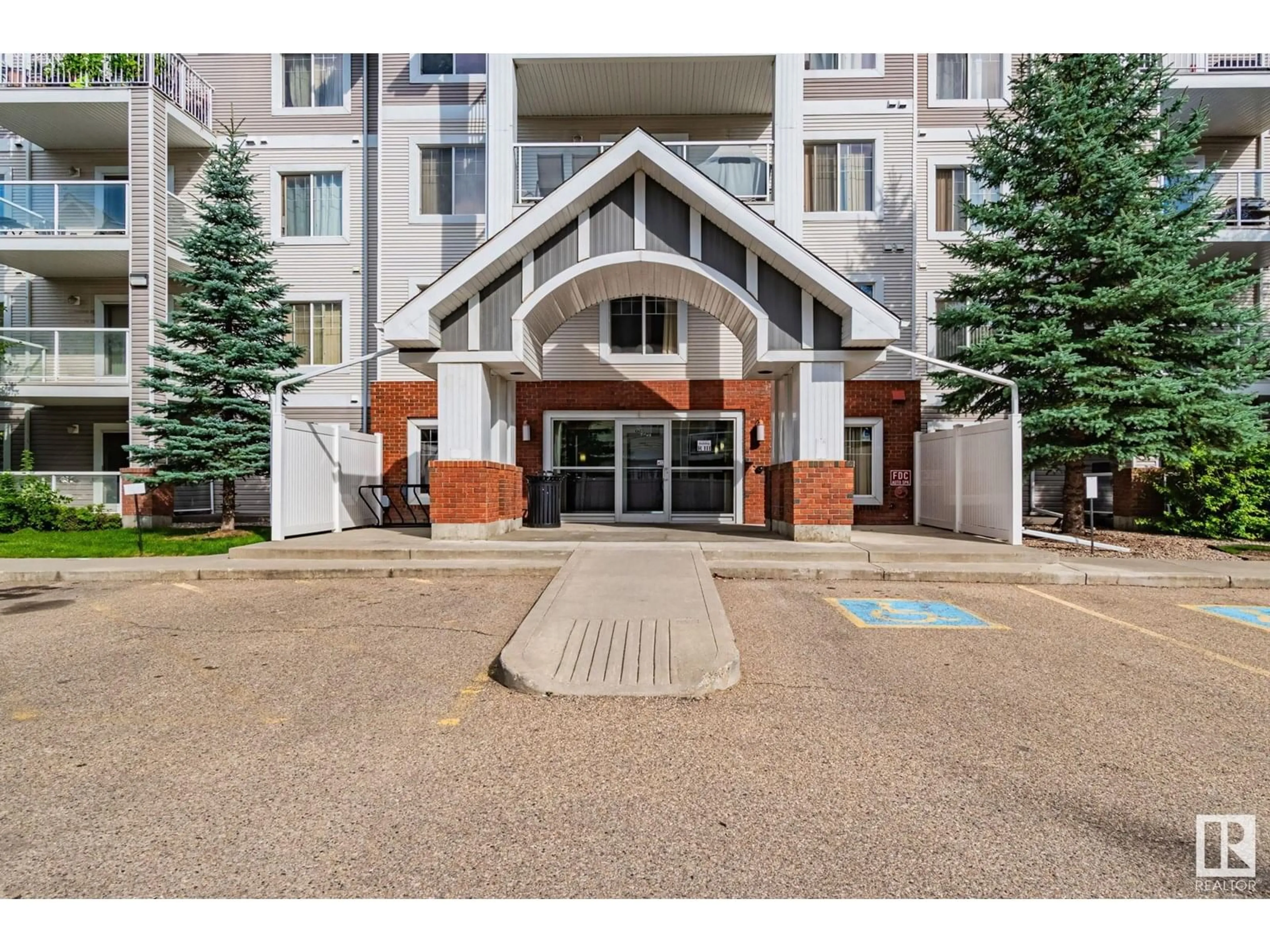 Indoor foyer for #114 - 13710 150 AV, Edmonton Alberta T6V0B2
