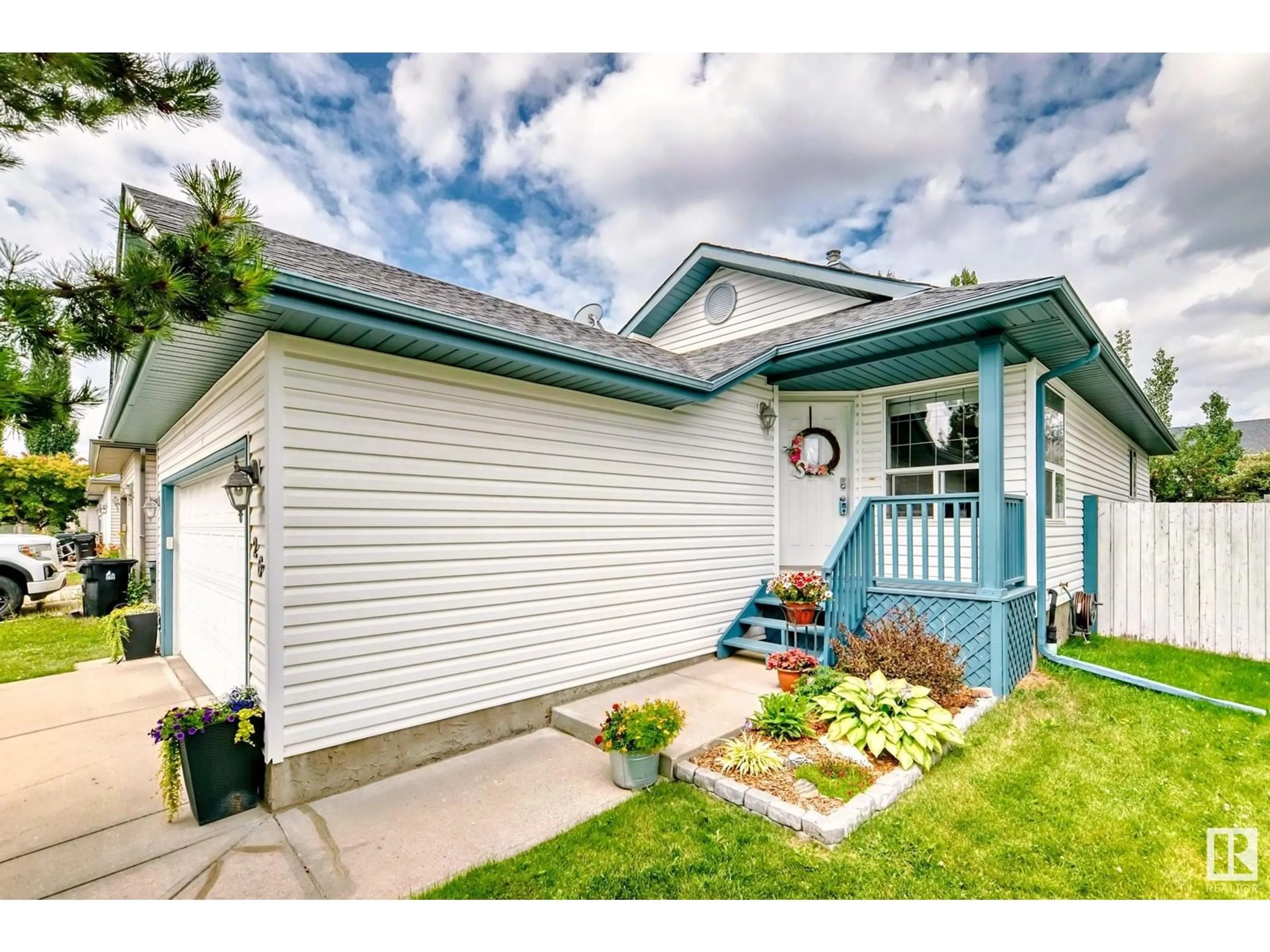 Home with vinyl exterior material, street for 26 LINDSAY AV, Spruce Grove Alberta T7X4H6