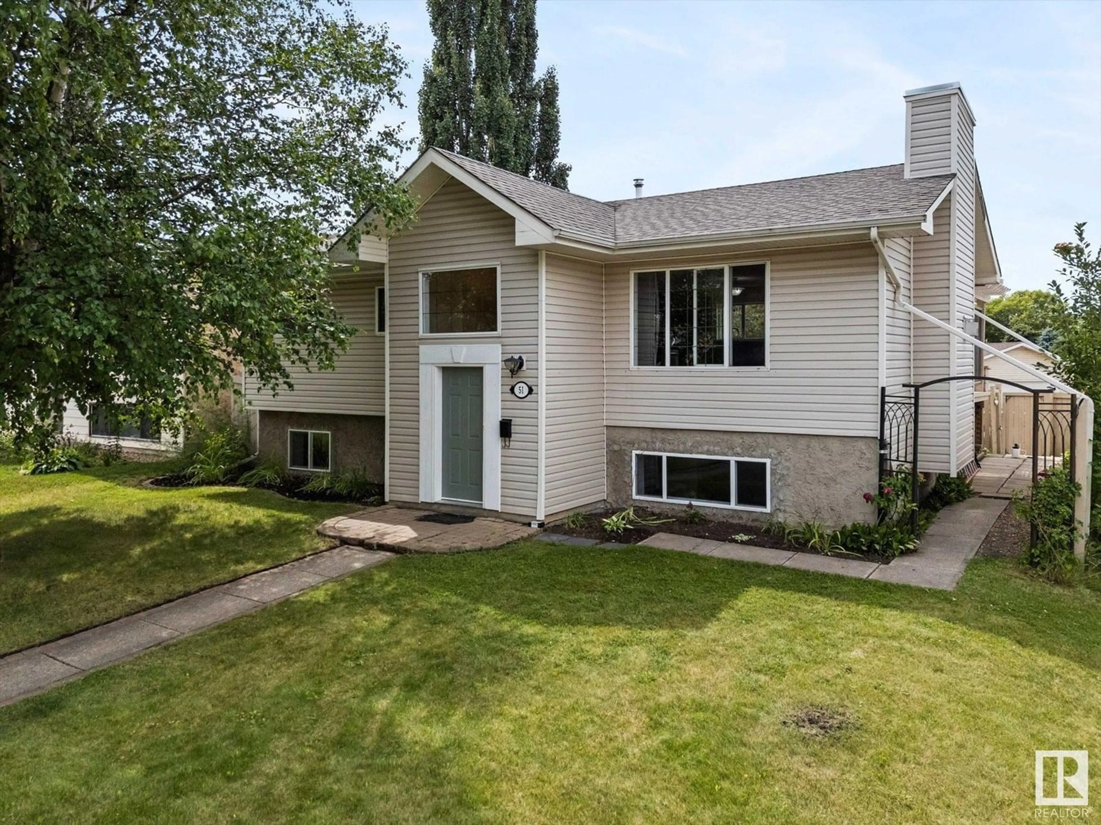Home with vinyl exterior material, street for 51 WEST TERRACE PL, Spruce Grove Alberta T7X1T4
