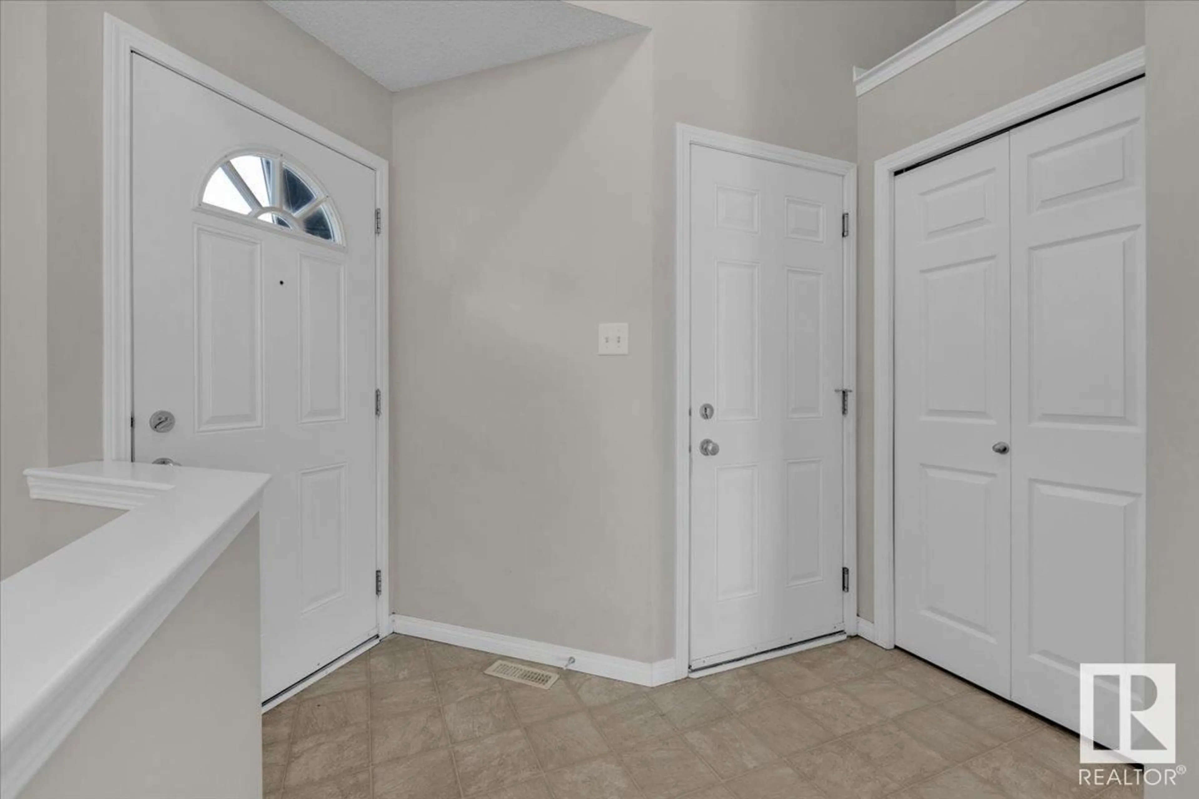 Indoor entryway for 3407 25 ST, Edmonton Alberta T6T0B1