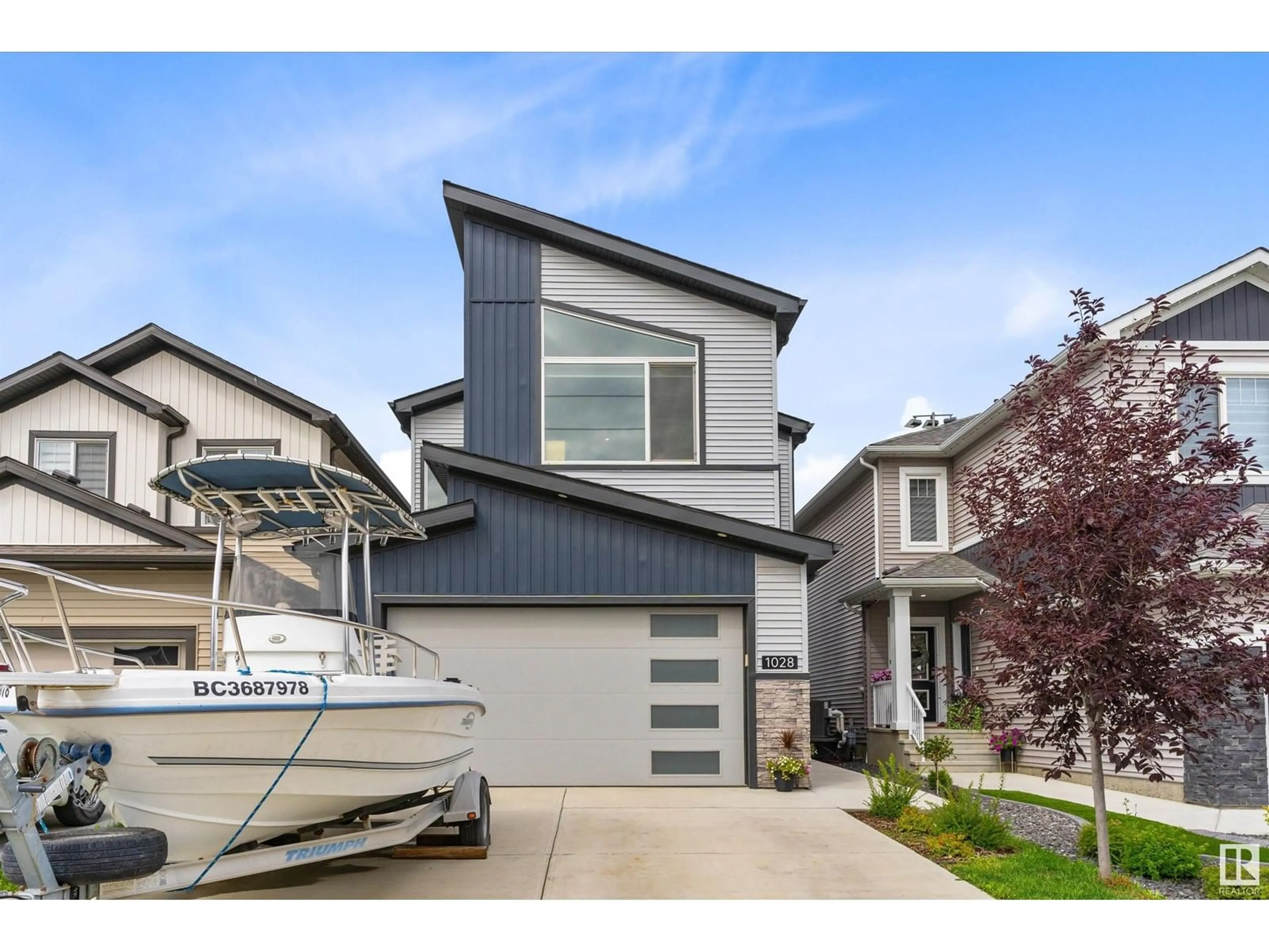 Home with vinyl exterior material, street for 1028 BERG PL, Leduc Alberta T9E1M4
