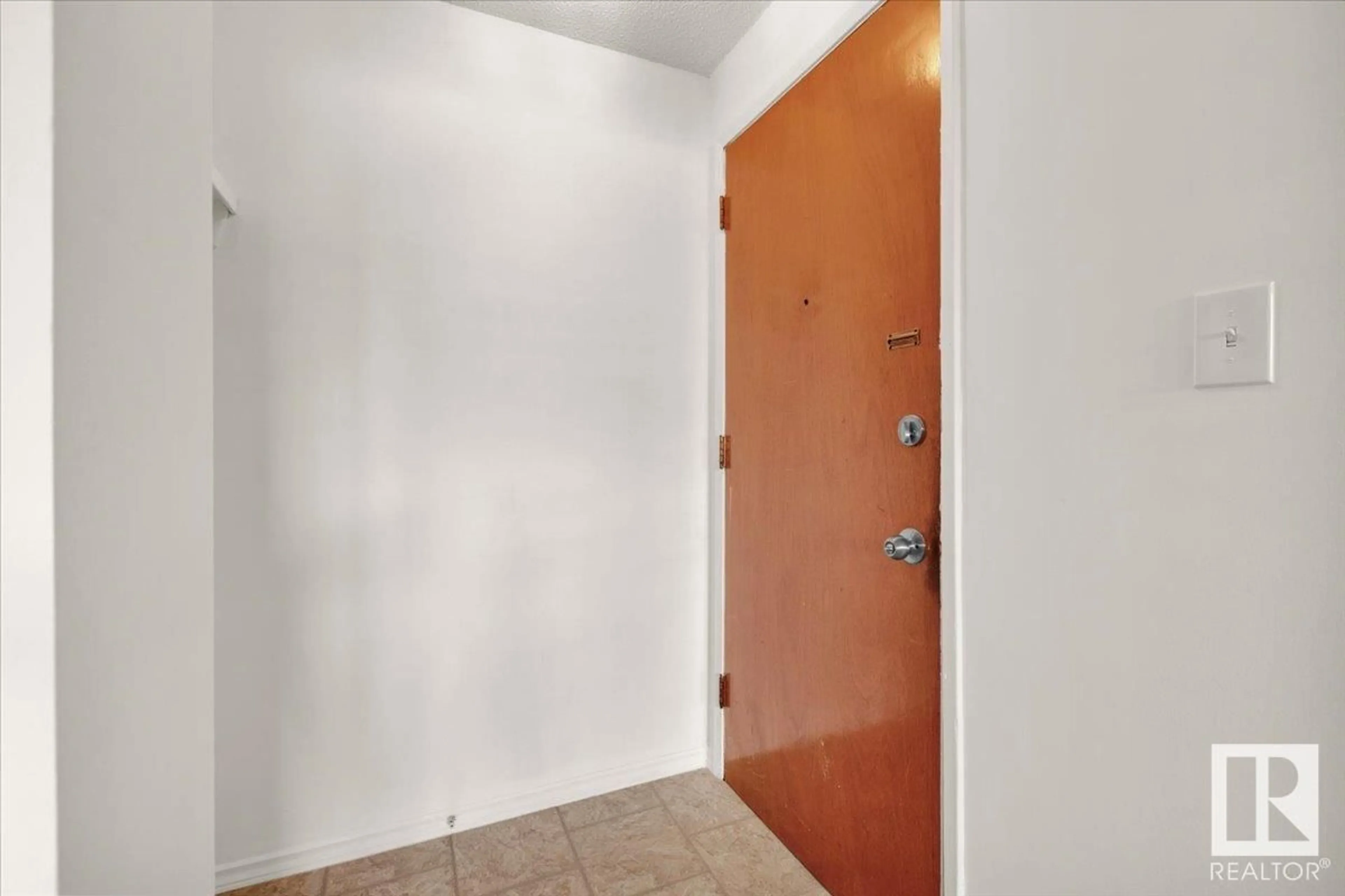 Indoor foyer for #3 - 5635 105 ST, Edmonton Alberta T6H2N2