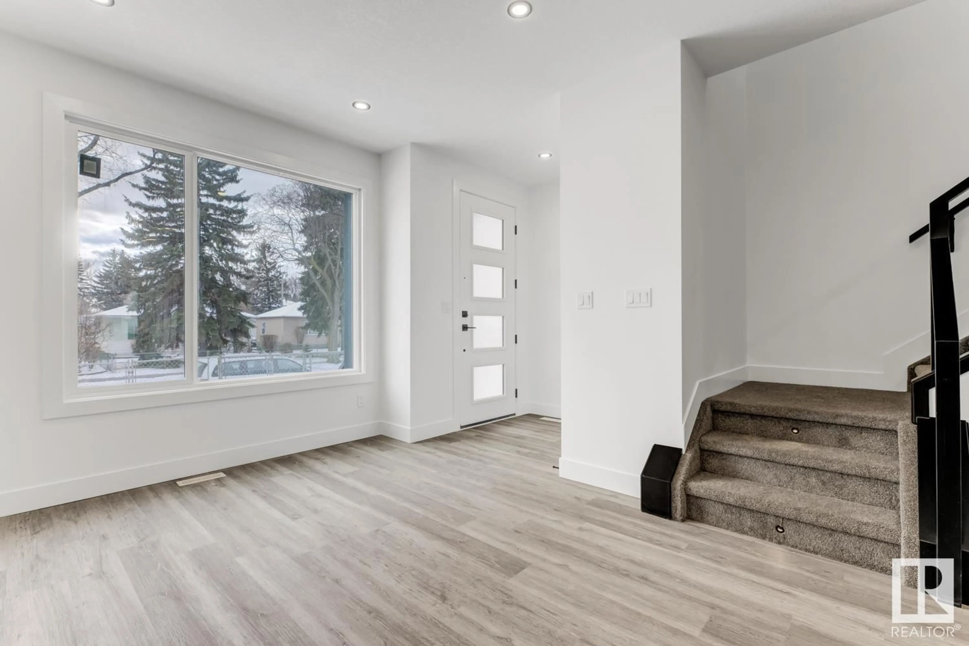 Indoor entryway for 12307 91 ST, Edmonton Alberta T5B4C6