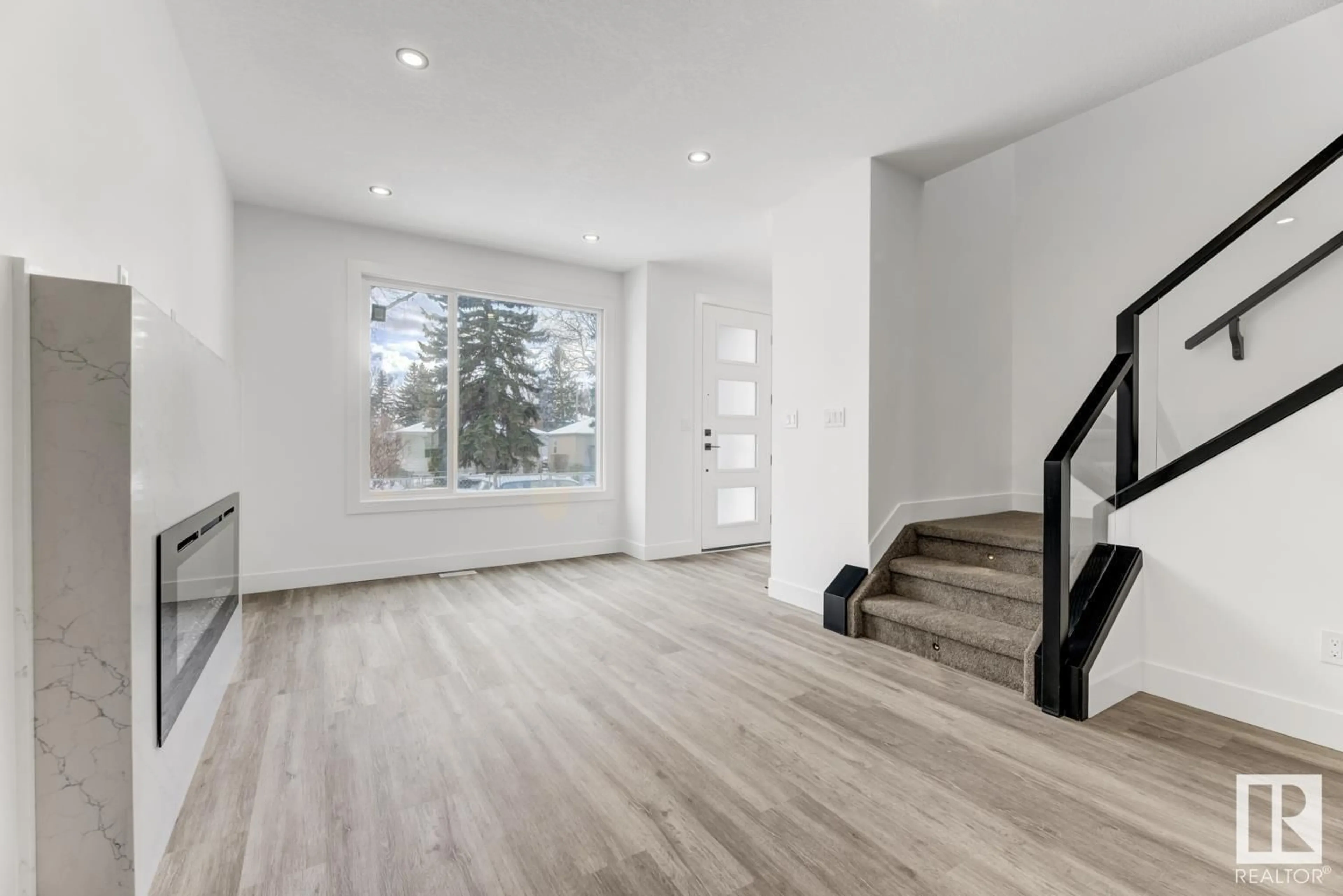 Indoor entryway for 12307 91 ST, Edmonton Alberta T5B4C6