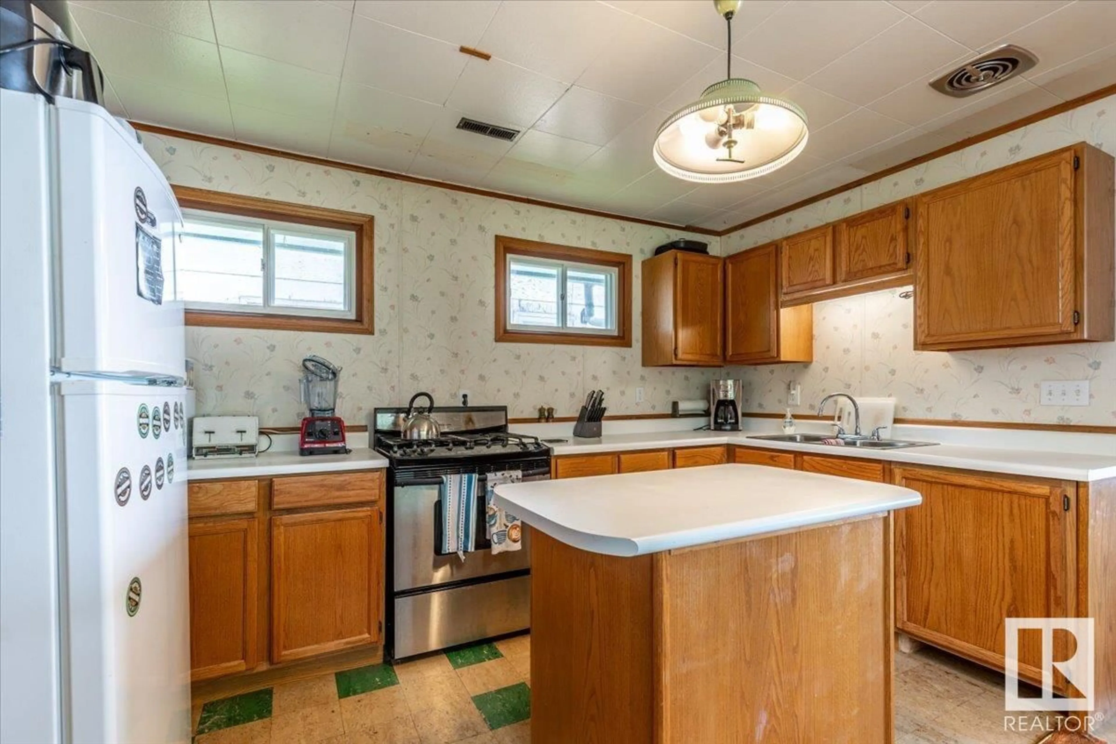 Standard kitchen, ceramic/tile floor for 59 BEACH AVE, Rural Leduc County Alberta T0C2C0