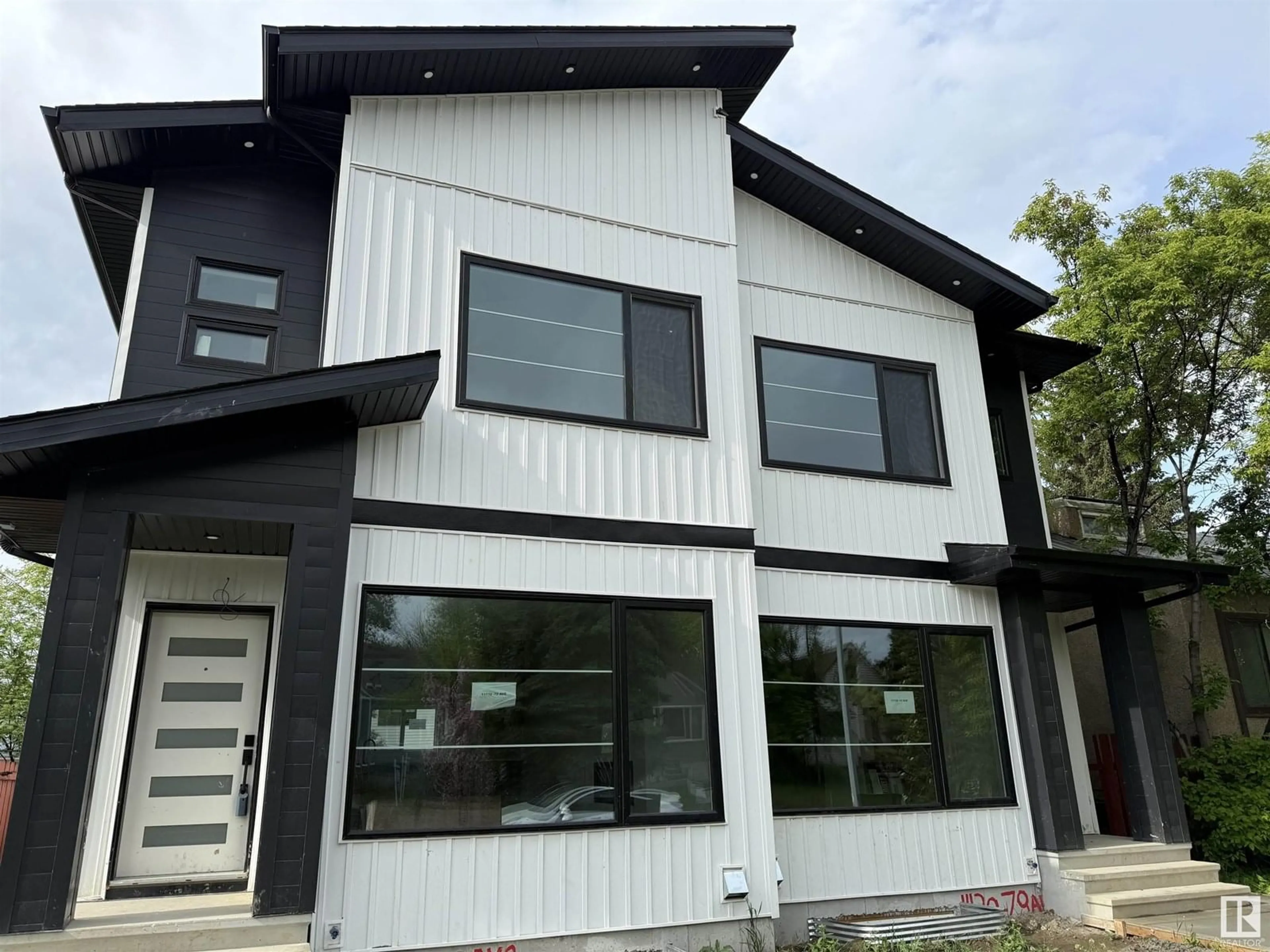 Home with vinyl exterior material, building for 11132 72 AV, Edmonton Alberta T6G0B2