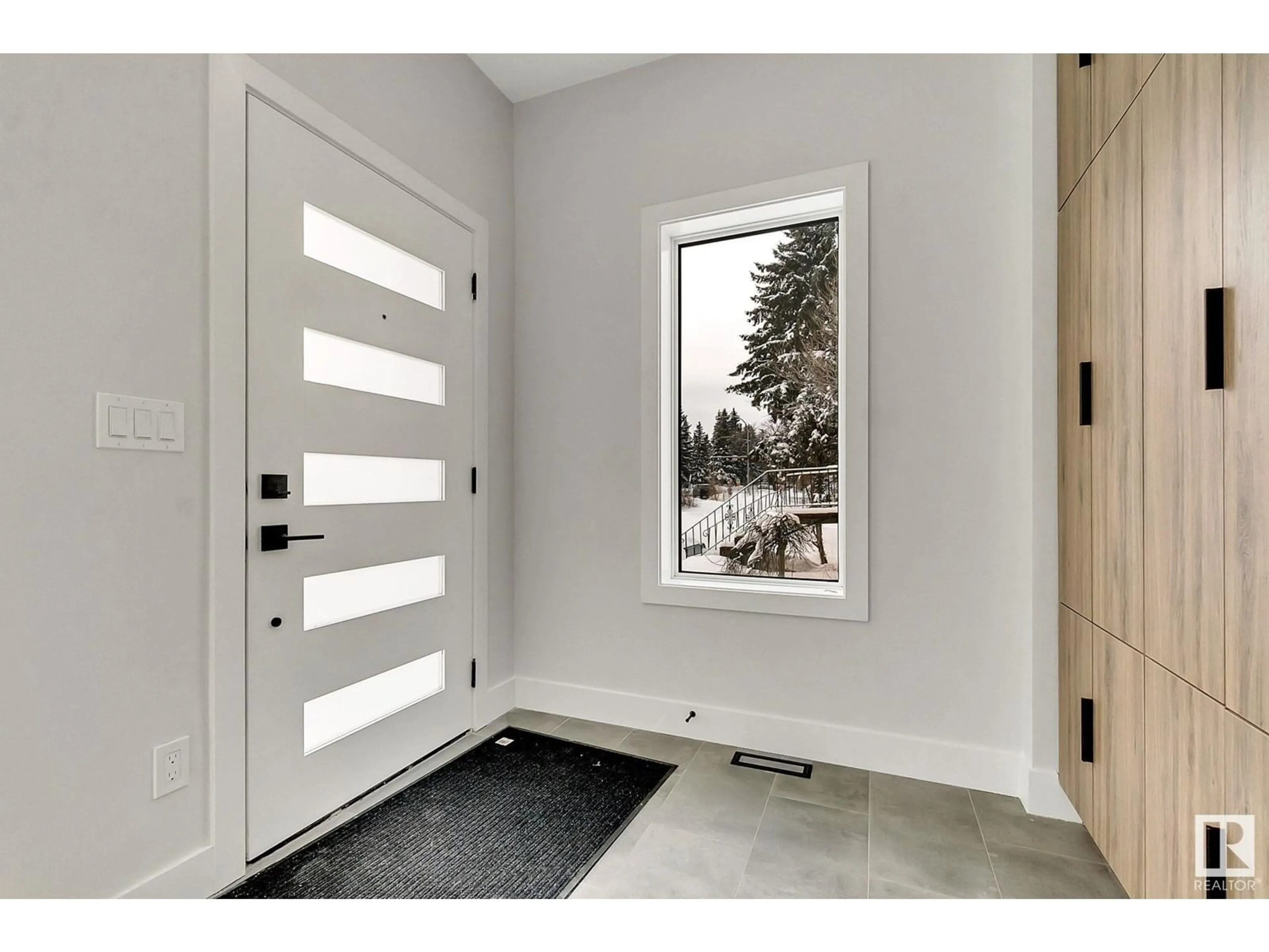 Indoor entryway for 11132 72 AV, Edmonton Alberta T6G0B2
