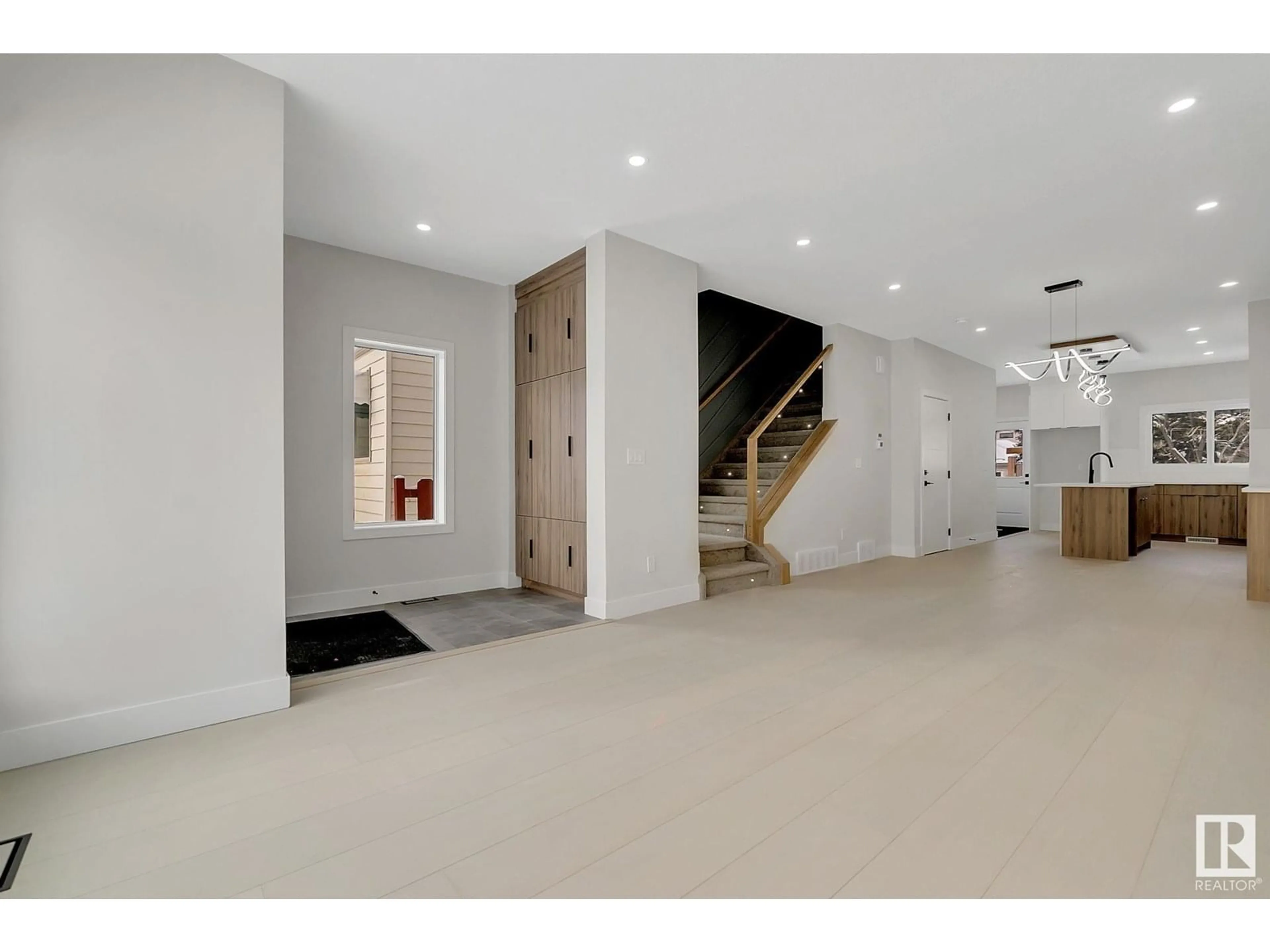 Indoor foyer for 11132 72 AV, Edmonton Alberta T6G0B2
