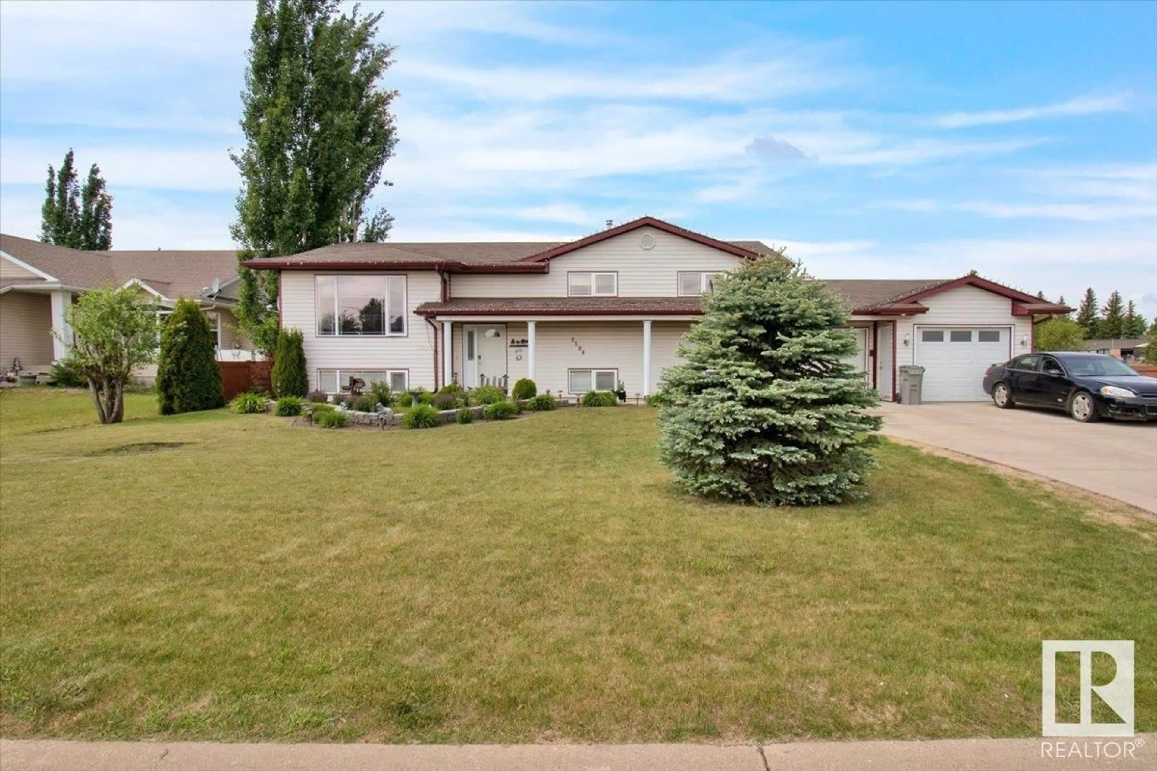 Home with vinyl exterior material, street for 5506 53RD STREET, Mundare Alberta T0B3H0