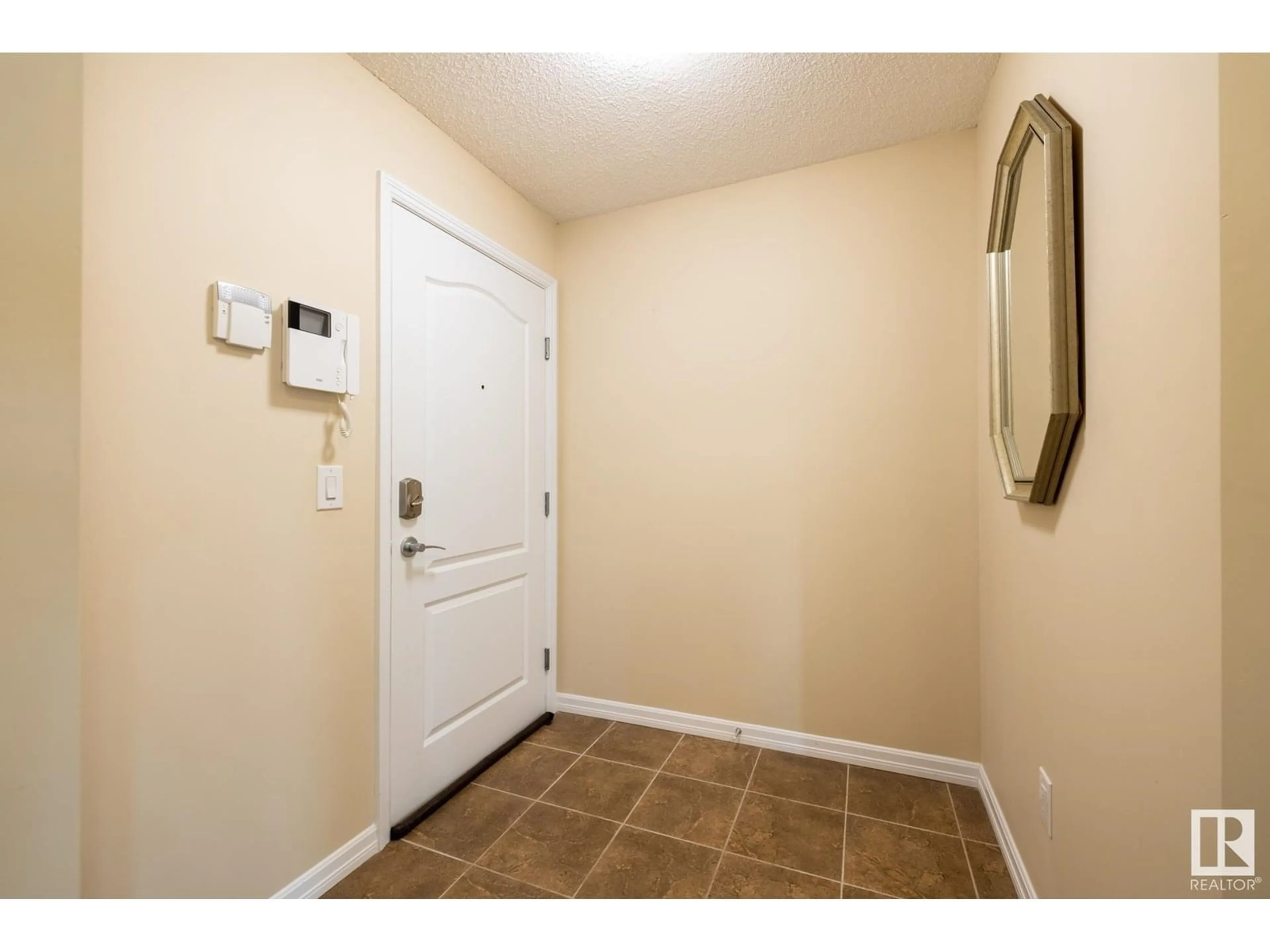 Indoor entryway for 105 - 273 CHARLOTTE WY, Sherwood Park Alberta T8H0N9