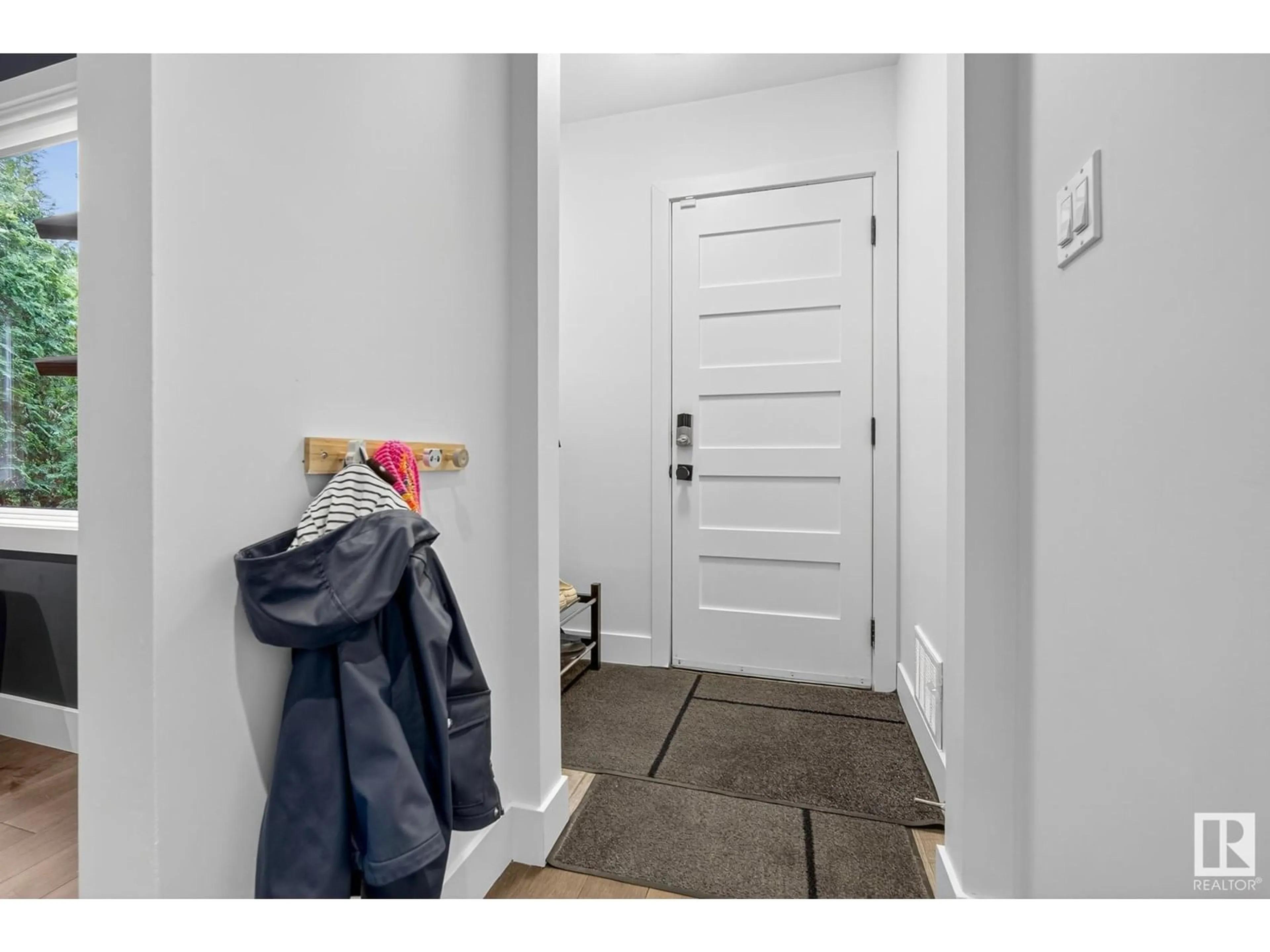 Indoor entryway for 9537 83 ST, Edmonton Alberta T6C2Z9