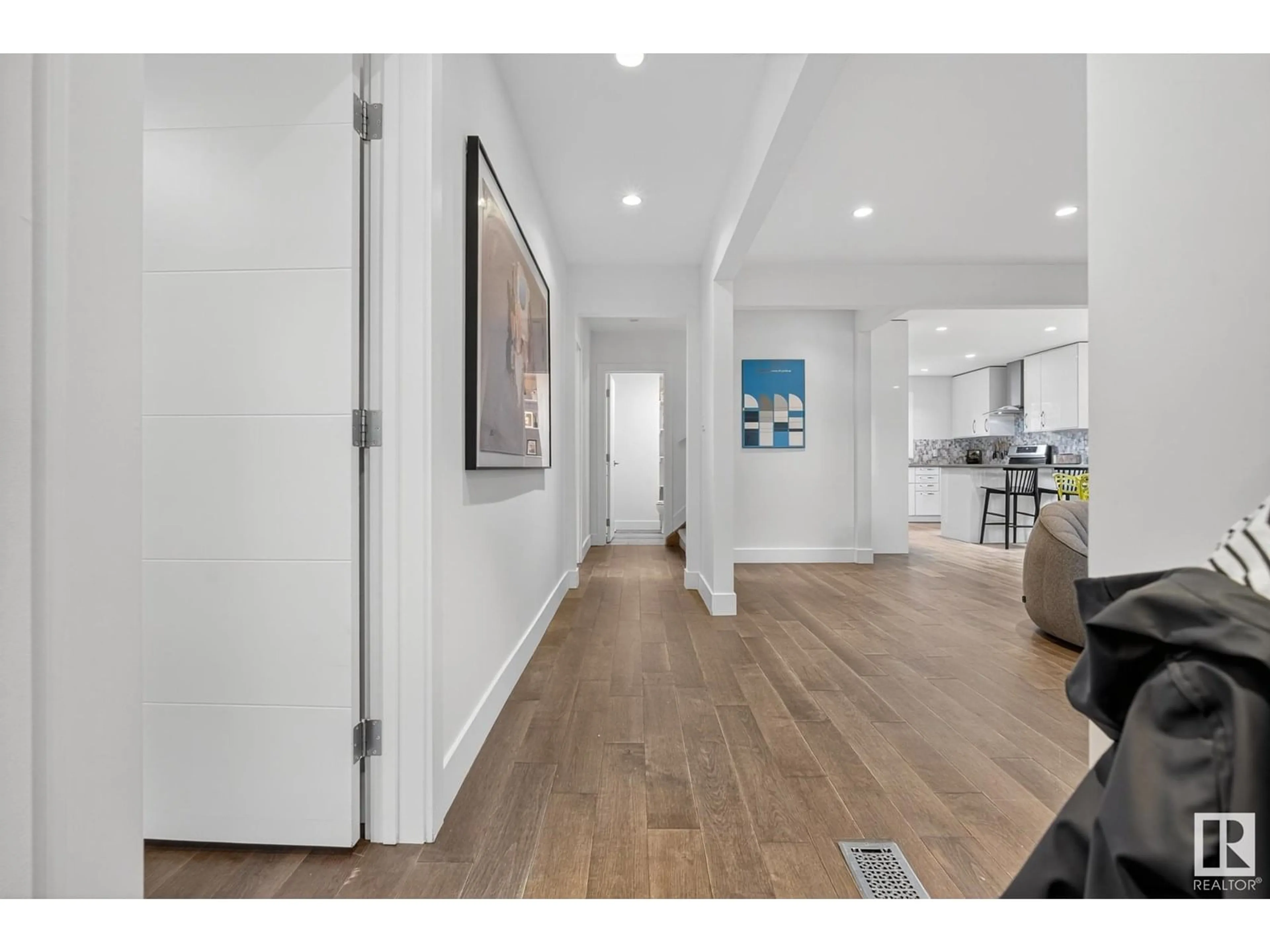 Indoor entryway for 9537 83 ST, Edmonton Alberta T6C2Z9