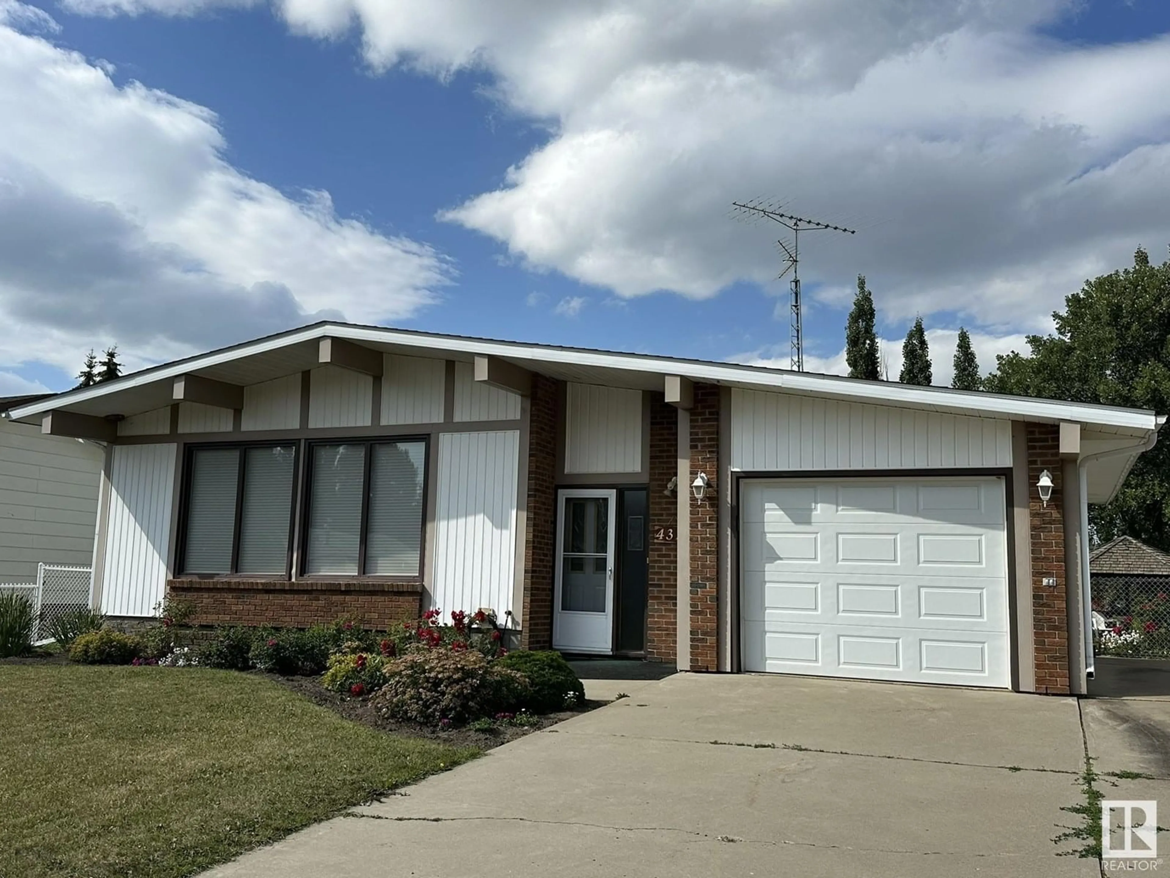 Home with vinyl exterior material, street for 4318 54 AV, Smoky Lake Town Alberta T0A3C0