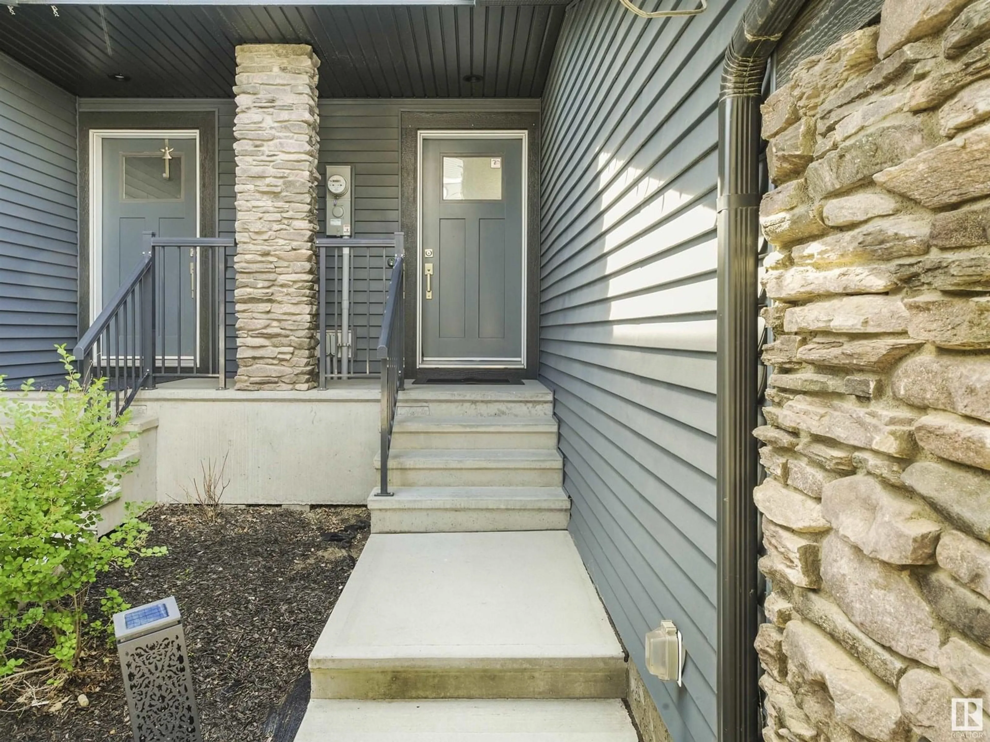 Indoor entryway for 1815 KEENE CR, Edmonton Alberta T6W3W4