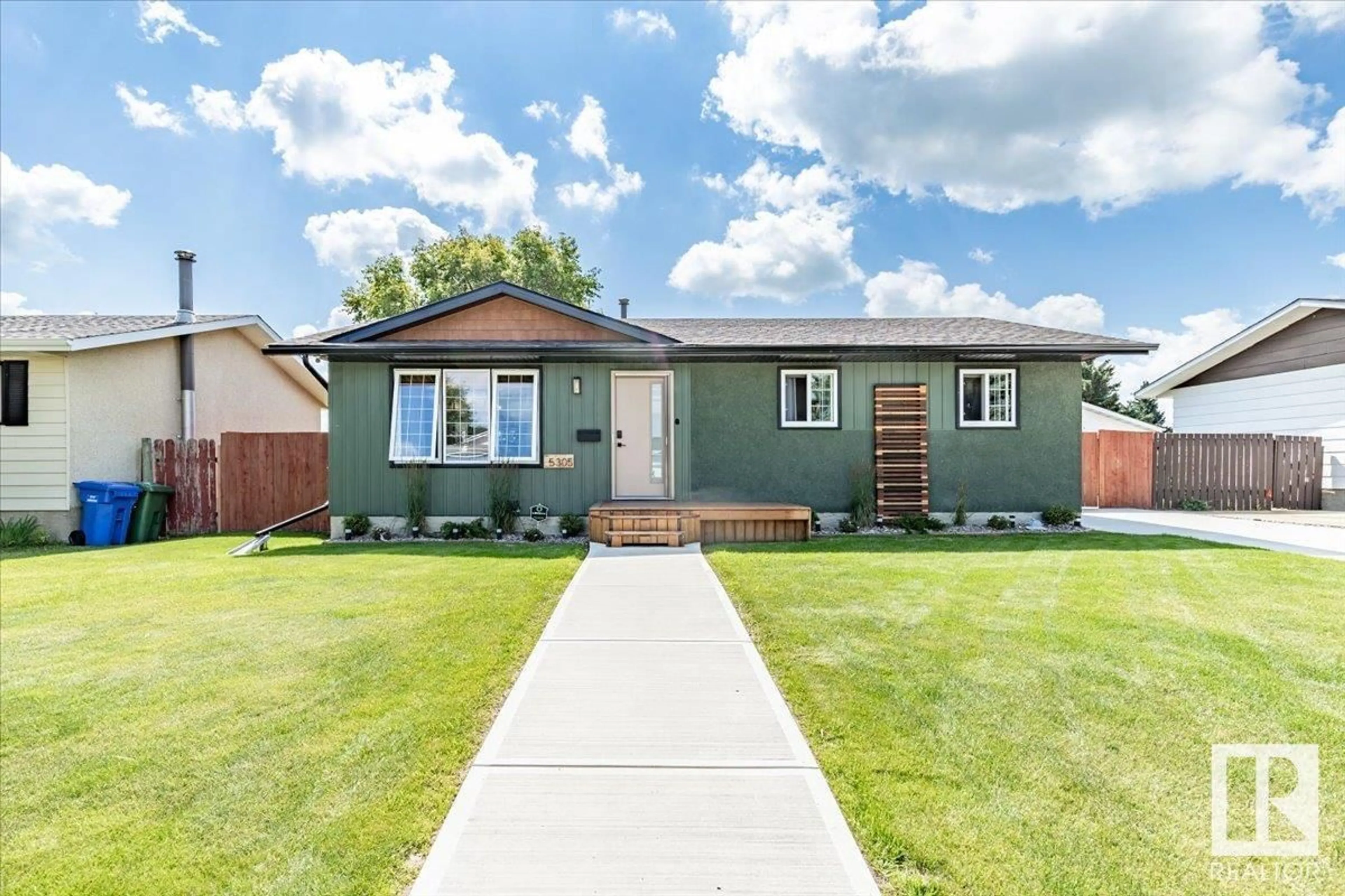Home with vinyl exterior material, street for 5305 37 AV, Wetaskiwin Alberta T9A2L4