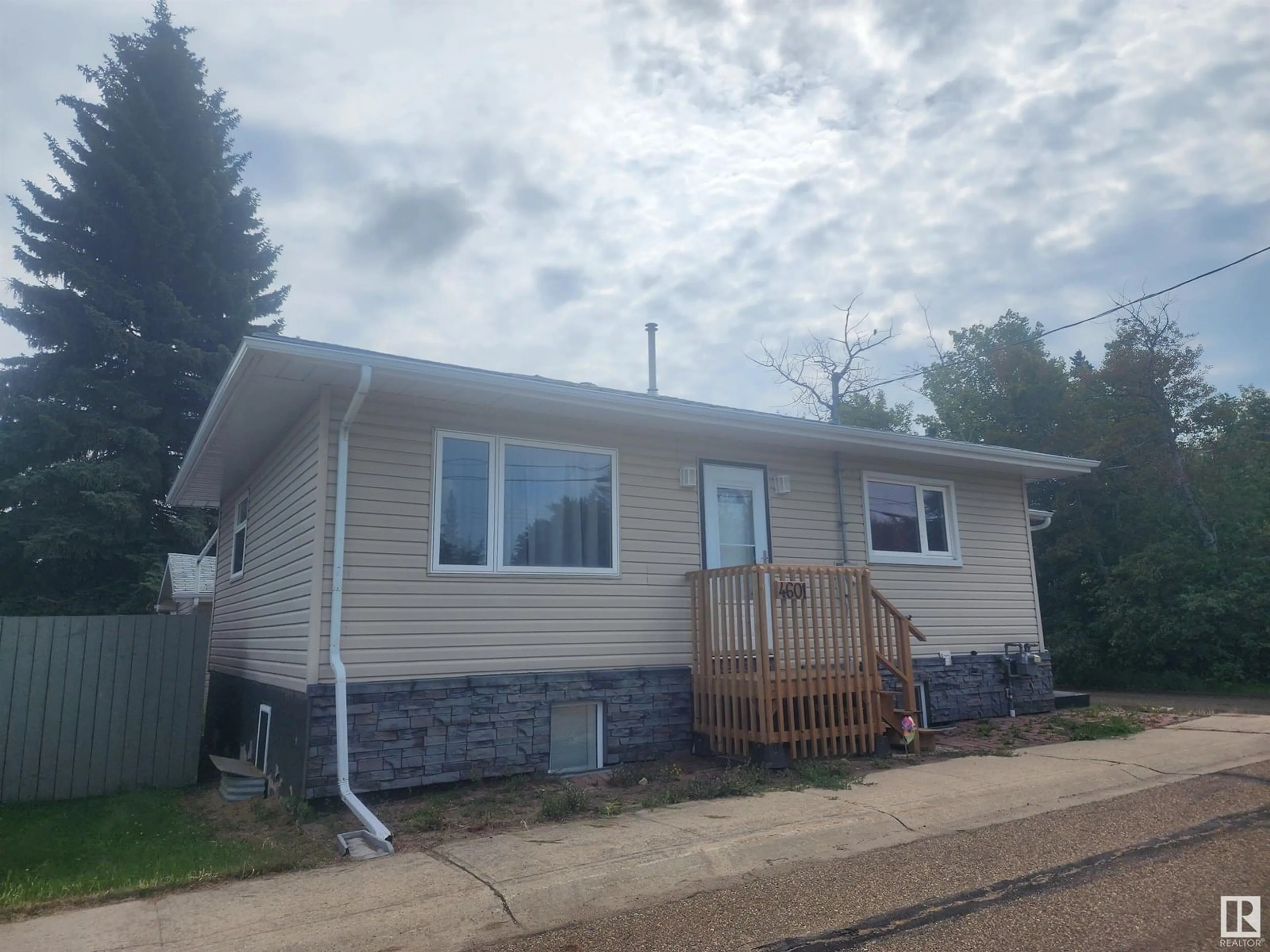 Home with vinyl exterior material, unknown for 4601 48 ST, Bruderheim Alberta T0B0S0