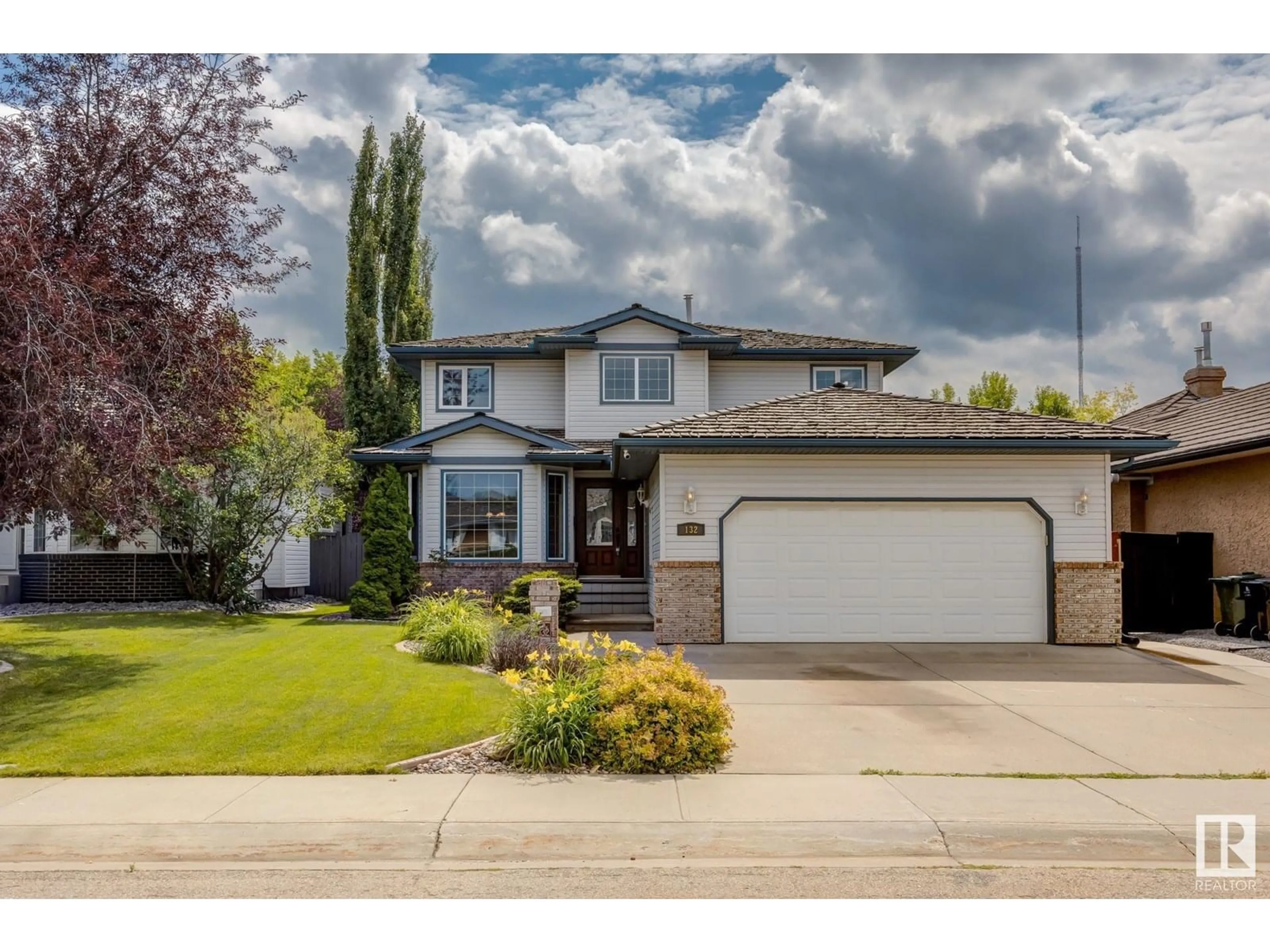 Home with vinyl exterior material, street for 132 NORWICH CR, Sherwood Park Alberta T8A5S2