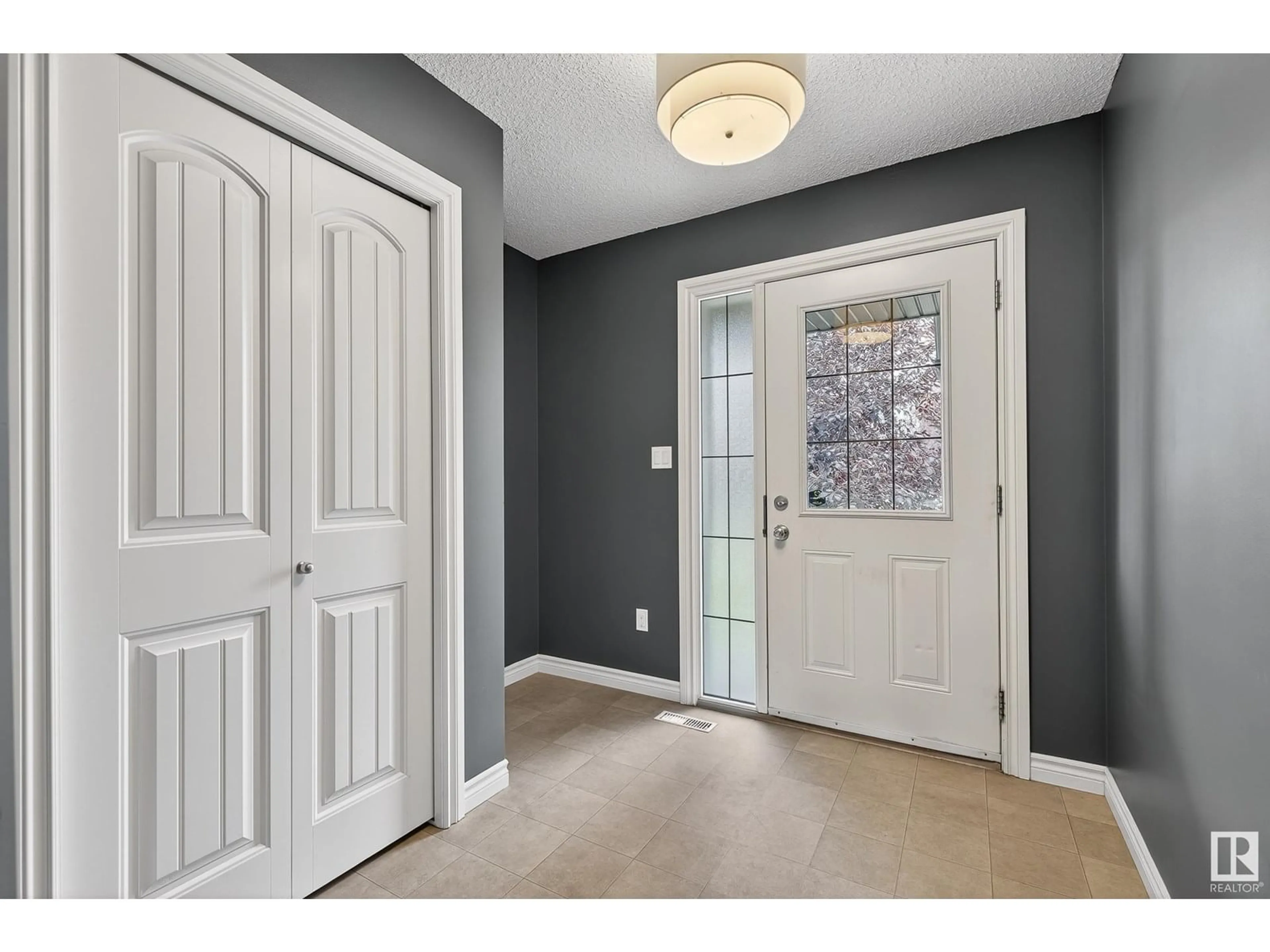 Indoor entryway for 12 PETER ST, Spruce Grove Alberta T7X0R4