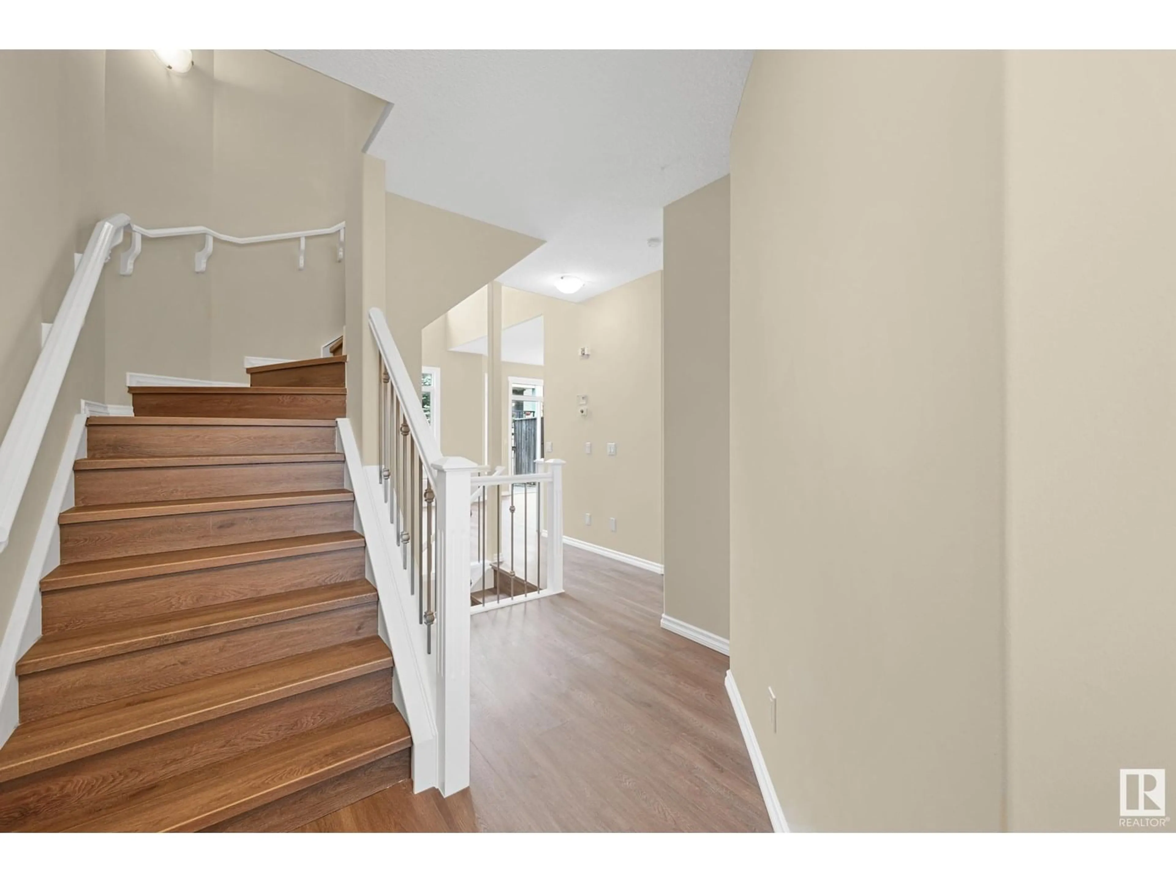 Indoor foyer for 11544 11 AV, Edmonton Alberta T6W1W8