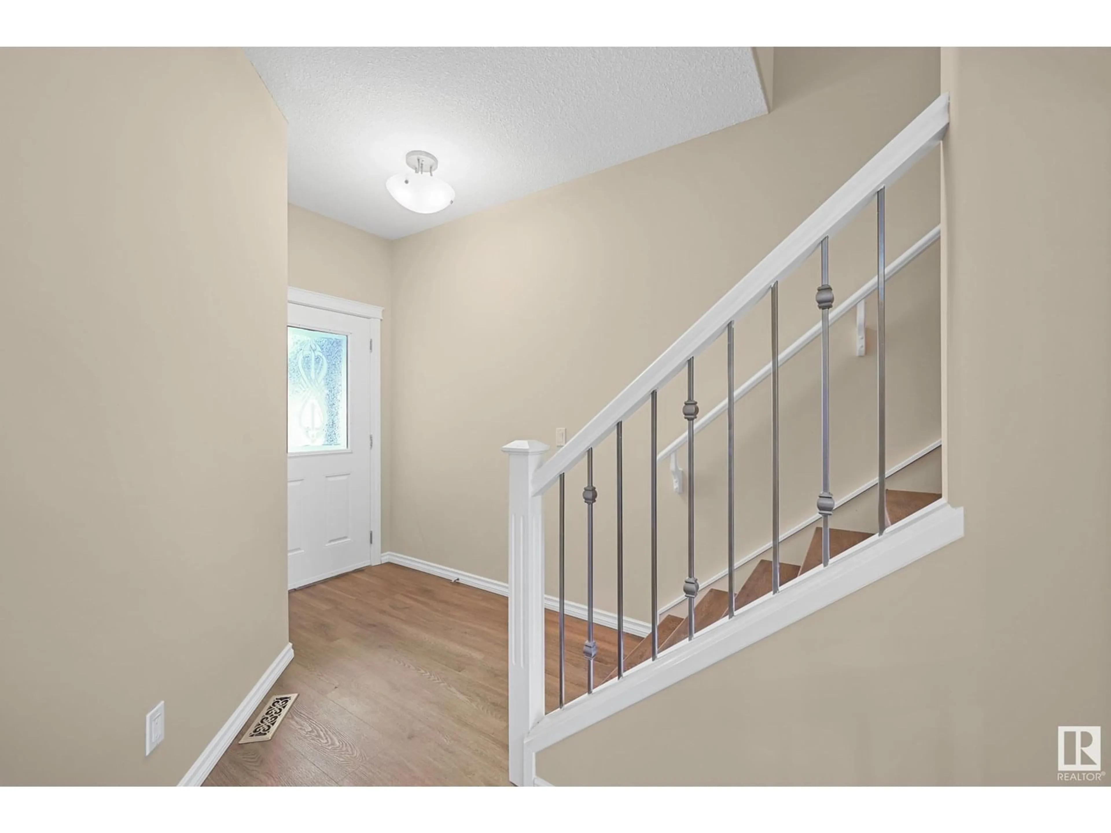 Indoor entryway for 11544 11 AV, Edmonton Alberta T6W1W8