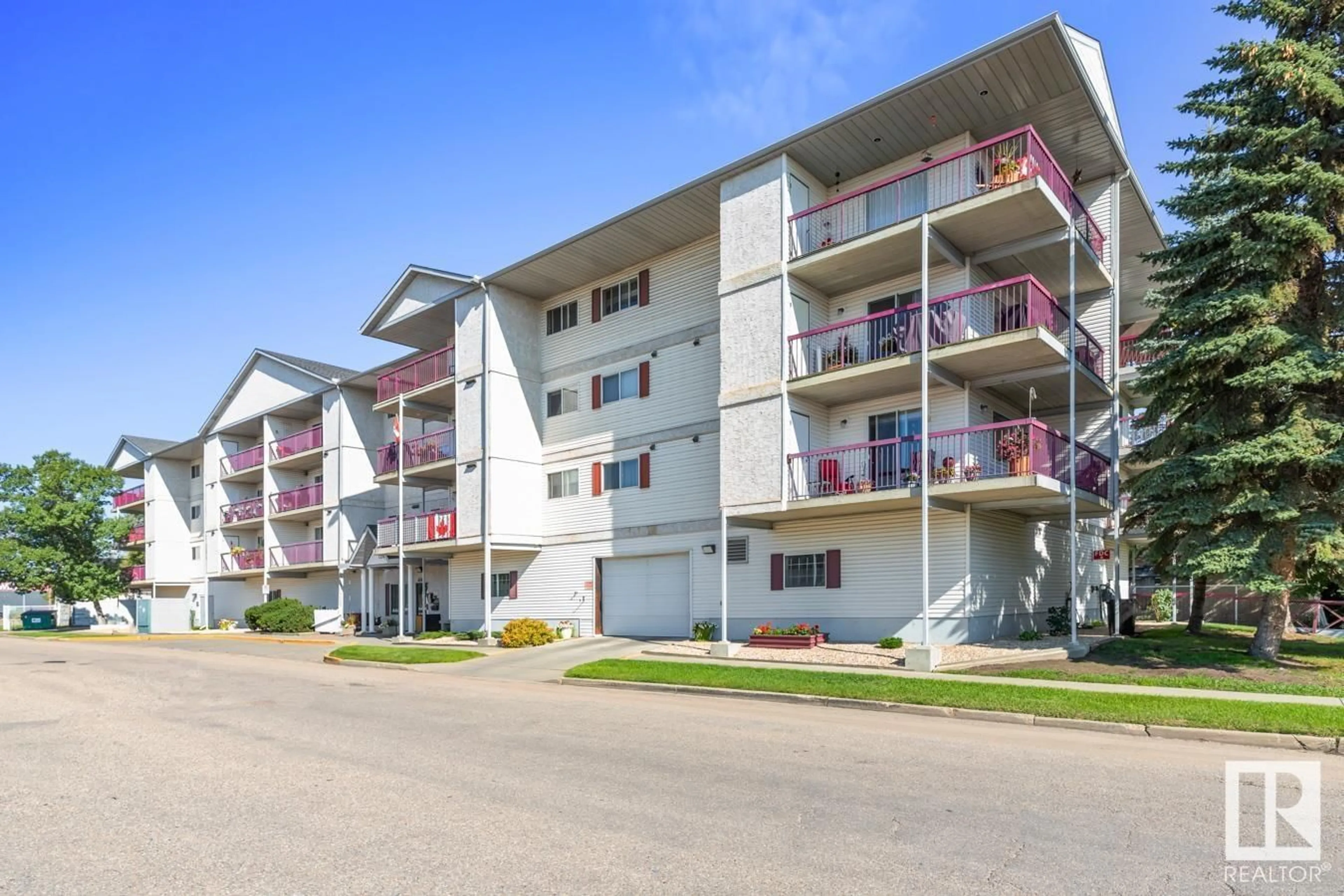 Patio, building for 202 - 4906 47 AV, Leduc Alberta T9E6R7