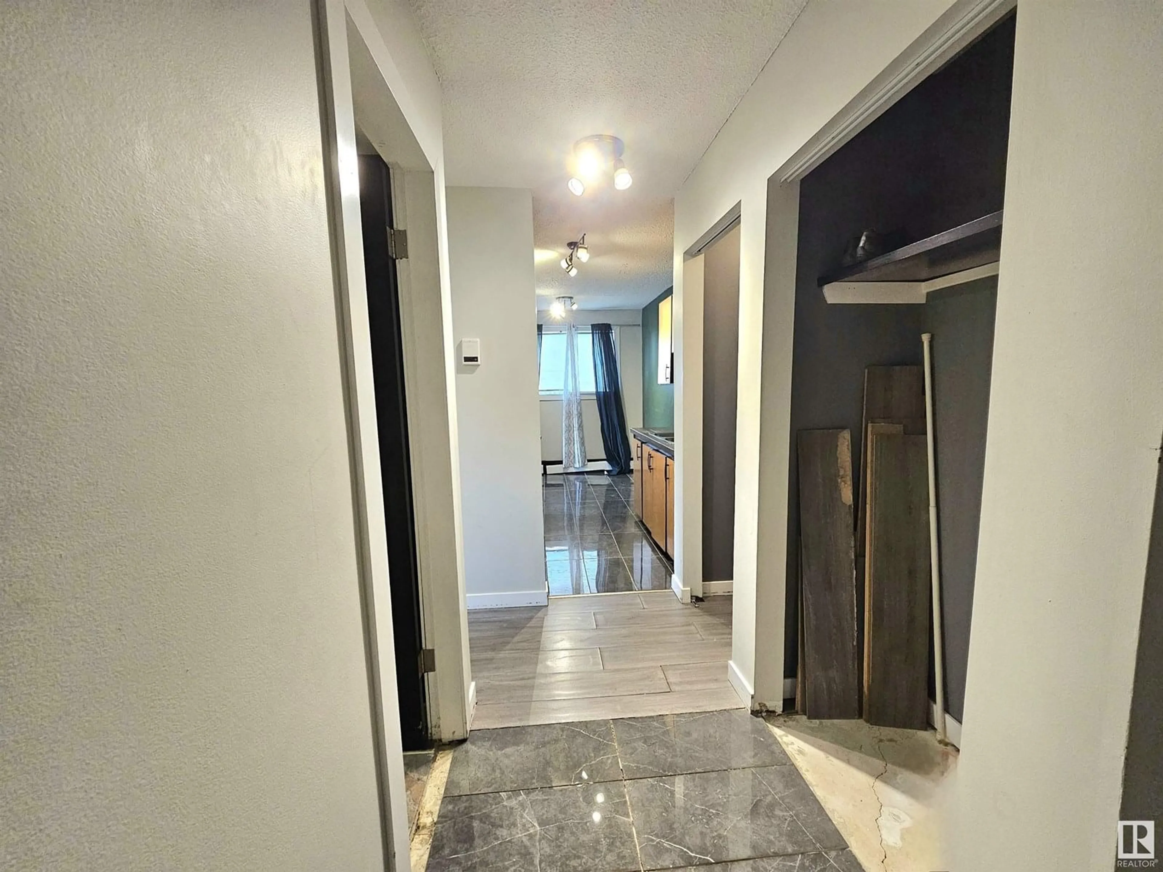 Indoor foyer for #101 - 12929 127 ST, Edmonton Alberta T5L1B1