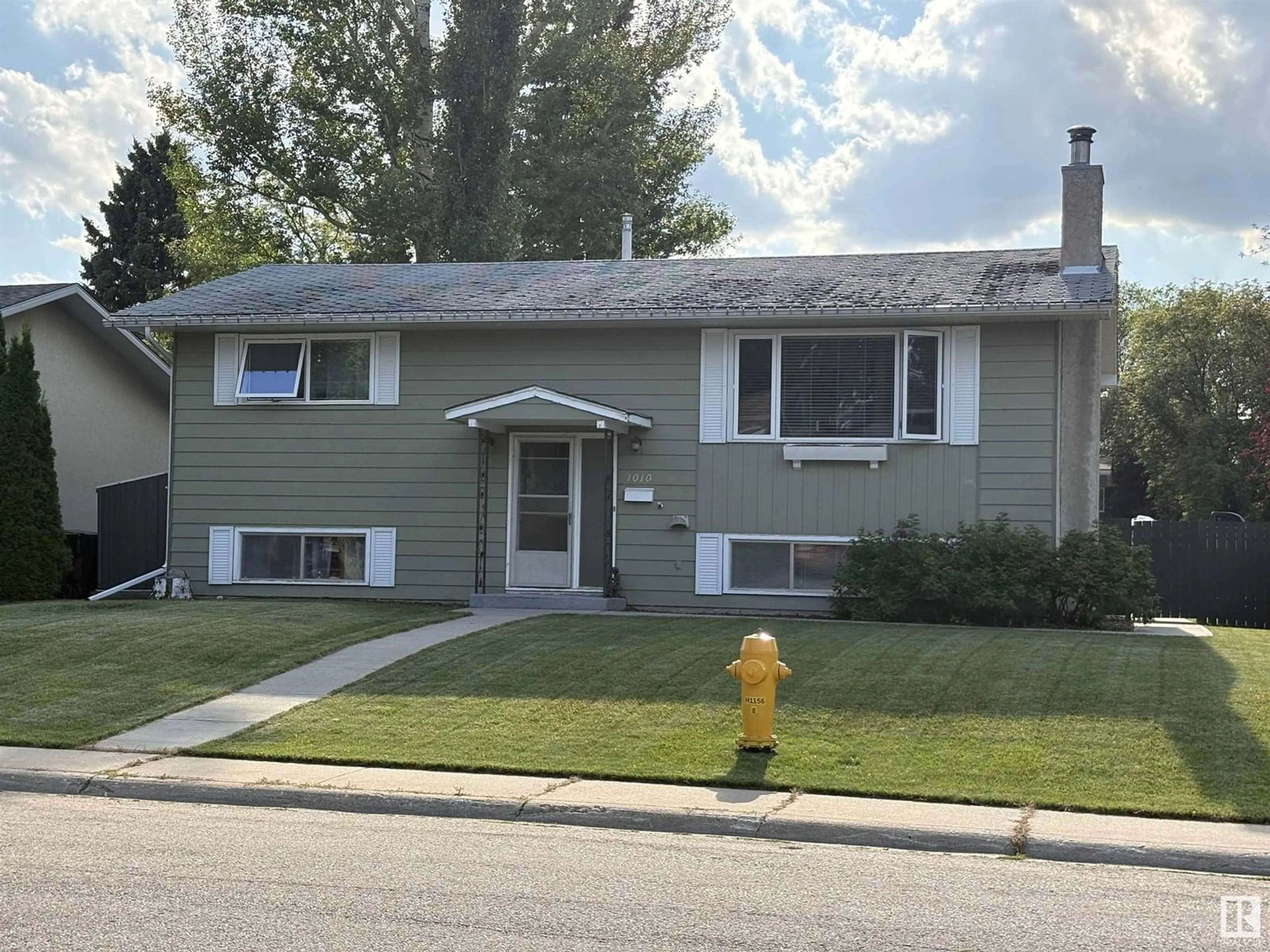 Home with vinyl exterior material, street for 1010 LUEDERS CR, Sherwood Park Alberta T8A1A9