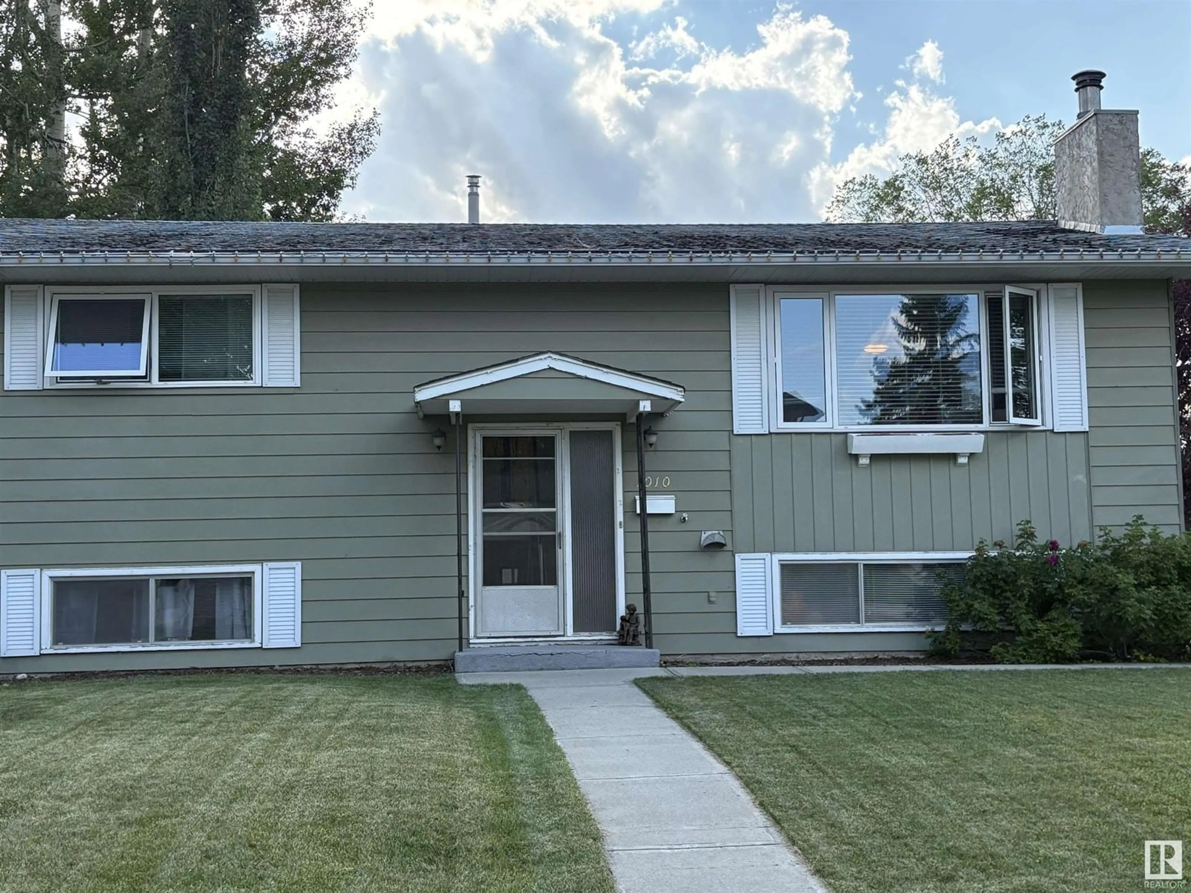 Home with vinyl exterior material, street for 1010 LUEDERS CR, Sherwood Park Alberta T8A1A9