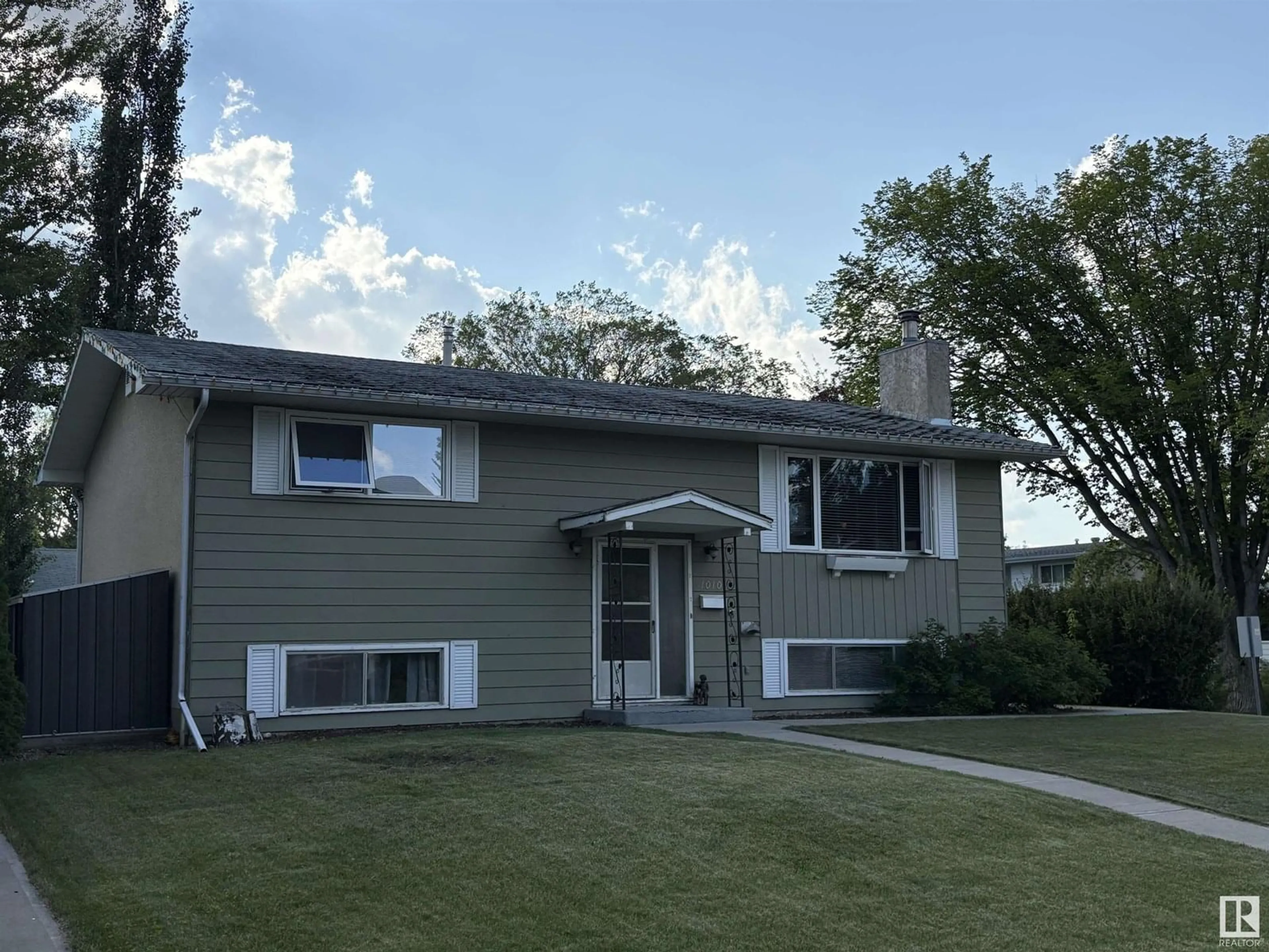 Home with vinyl exterior material, street for 1010 LUEDERS CR, Sherwood Park Alberta T8A1A9