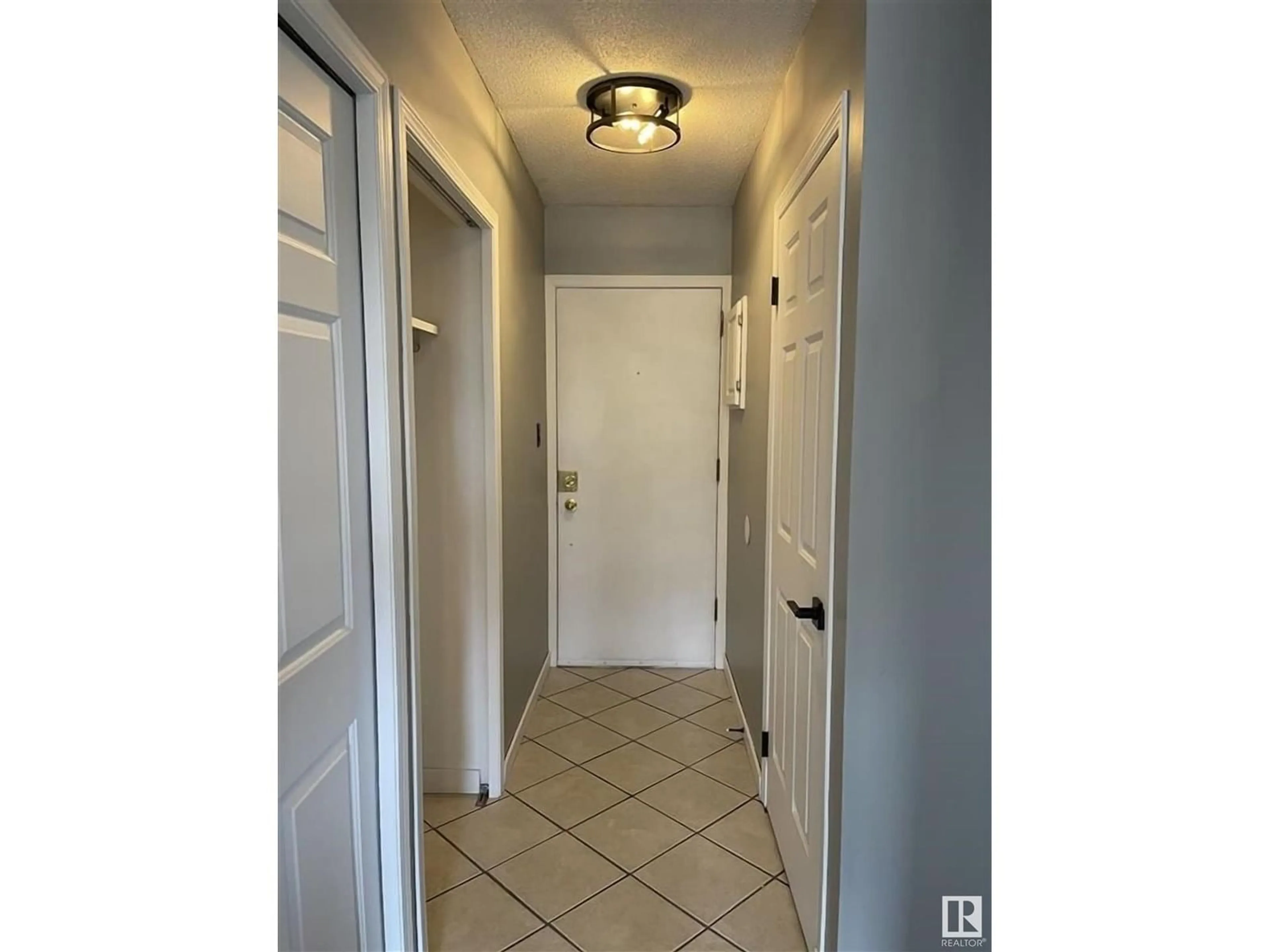 Indoor entryway for #11 - 11219 103A AV, Edmonton Alberta T5K2E4
