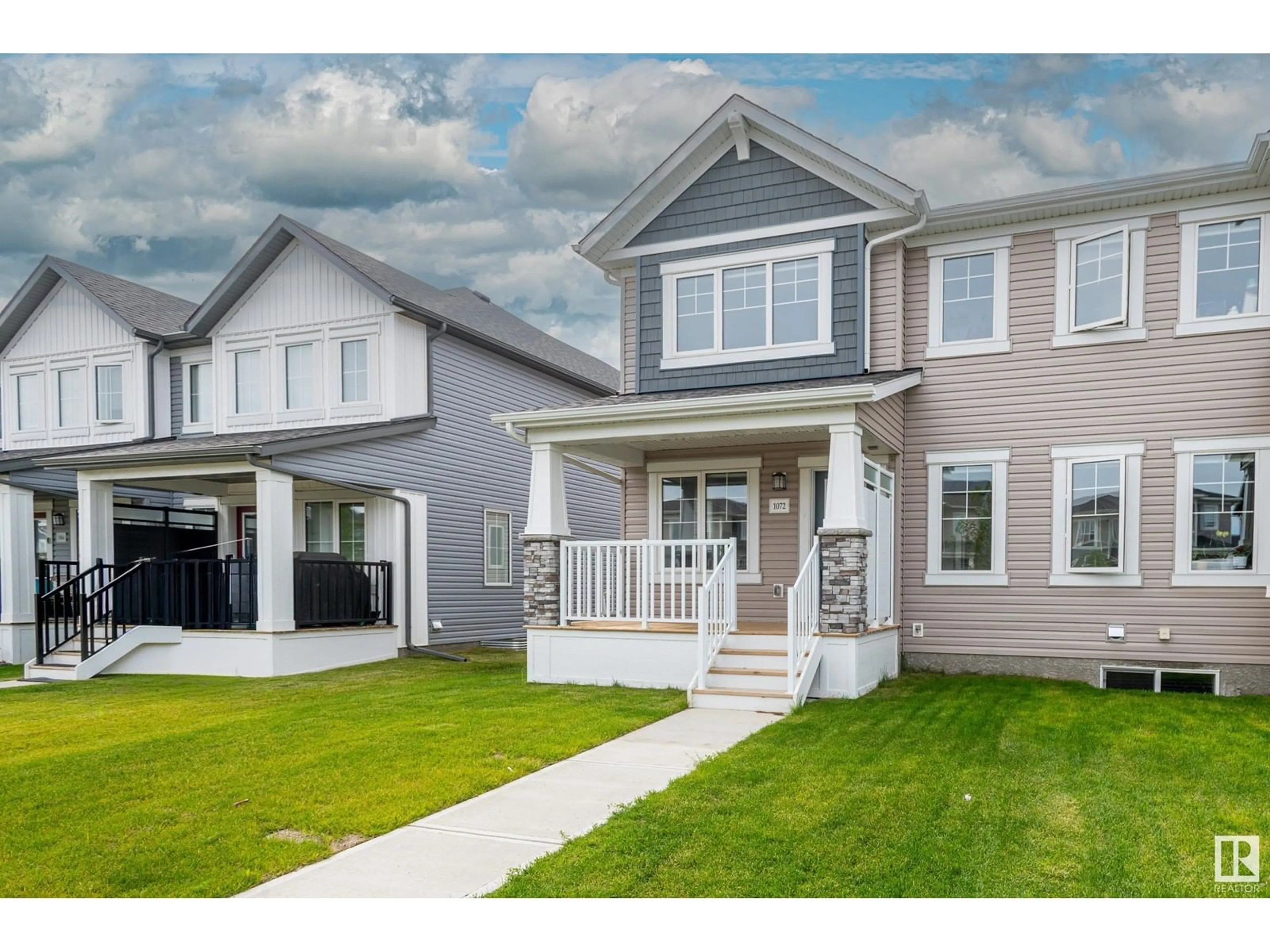 Home with vinyl exterior material, street for 1072 CRESTVIEW TC, Sherwood Park Alberta T8H3A4