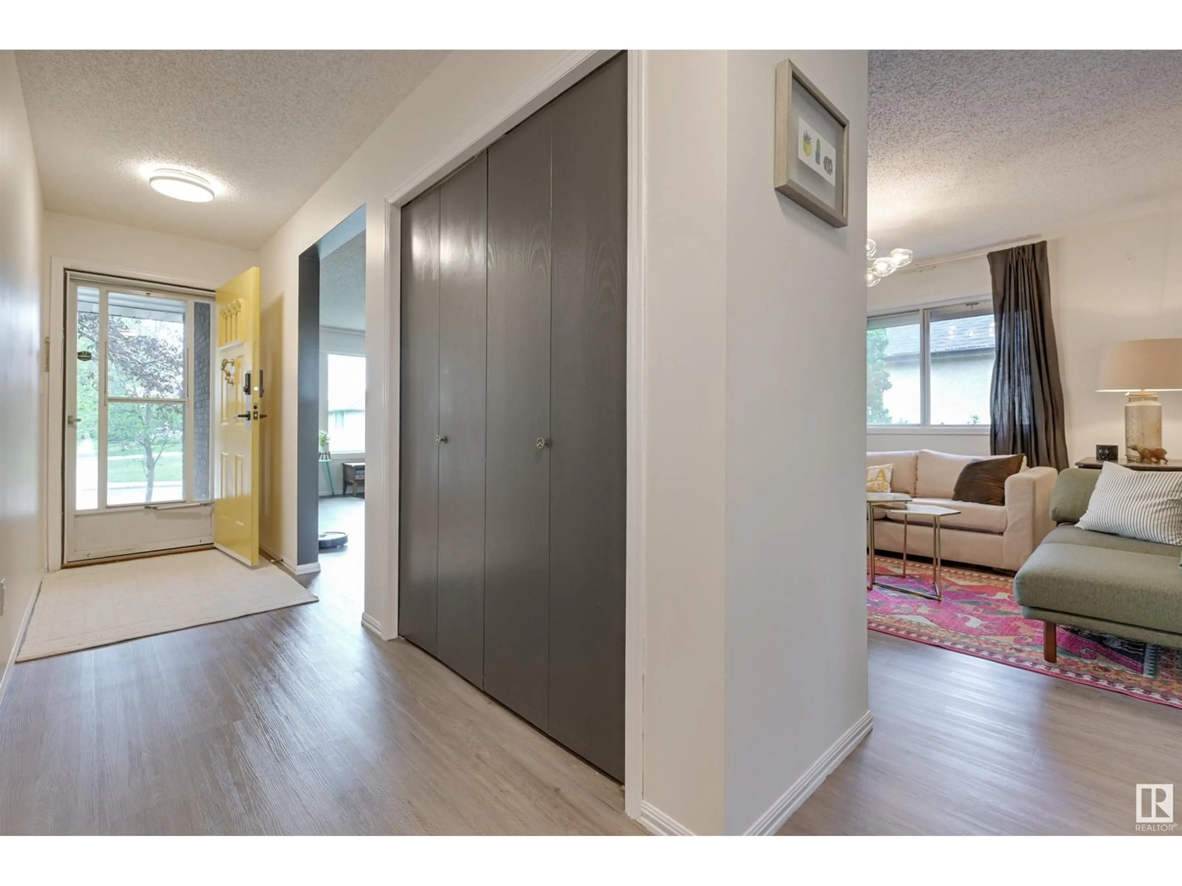 Indoor entryway for 8401 79 ST, Edmonton Alberta T6C2P1