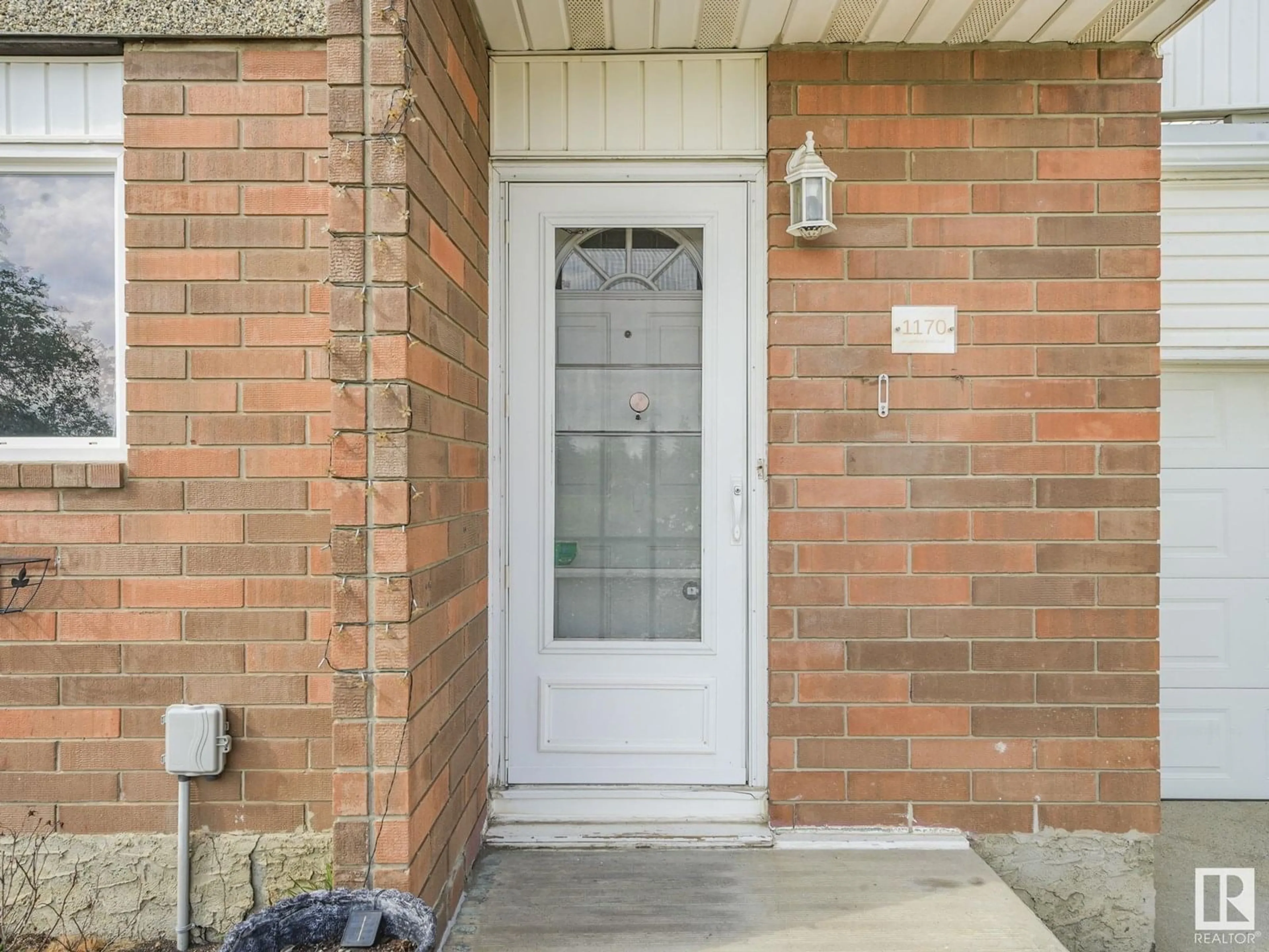 Indoor entryway for 1170 MILLBOURNE E NW, Edmonton Alberta T6K1W1