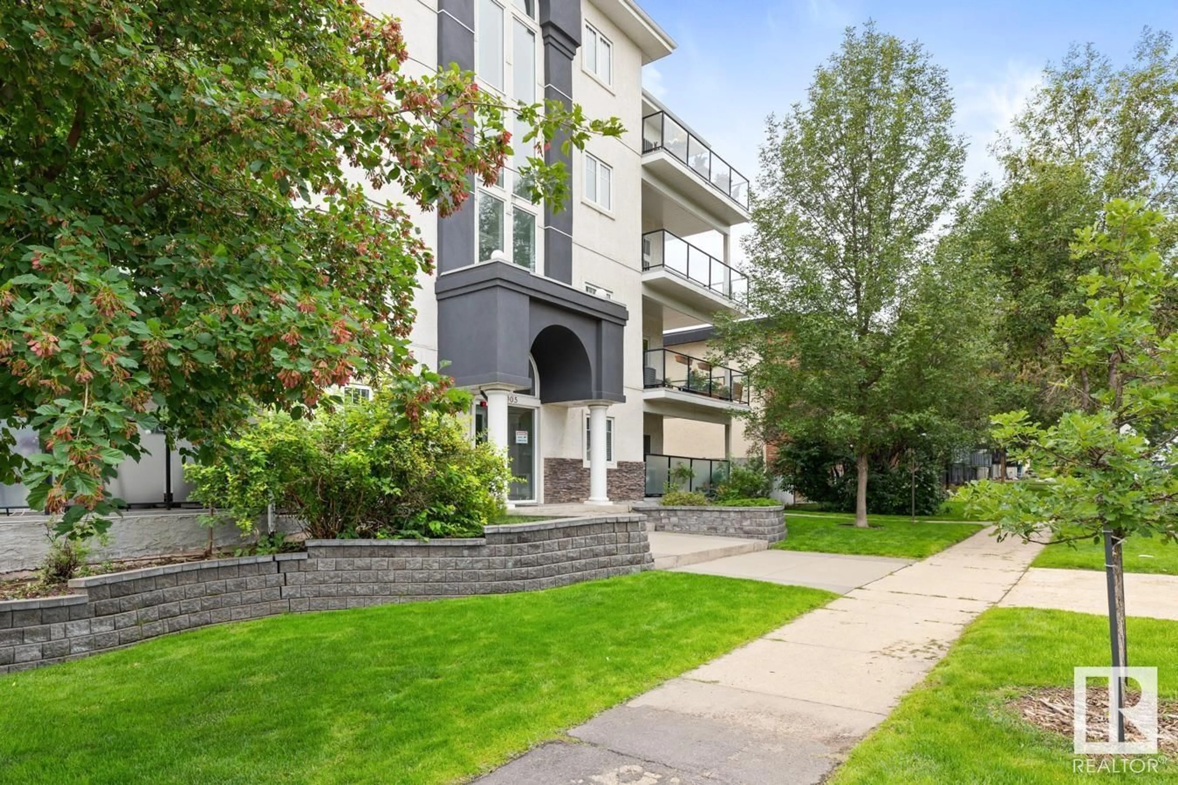 Patio, street for 202 - 9905 81 AV NW, Edmonton Alberta T6E1W5